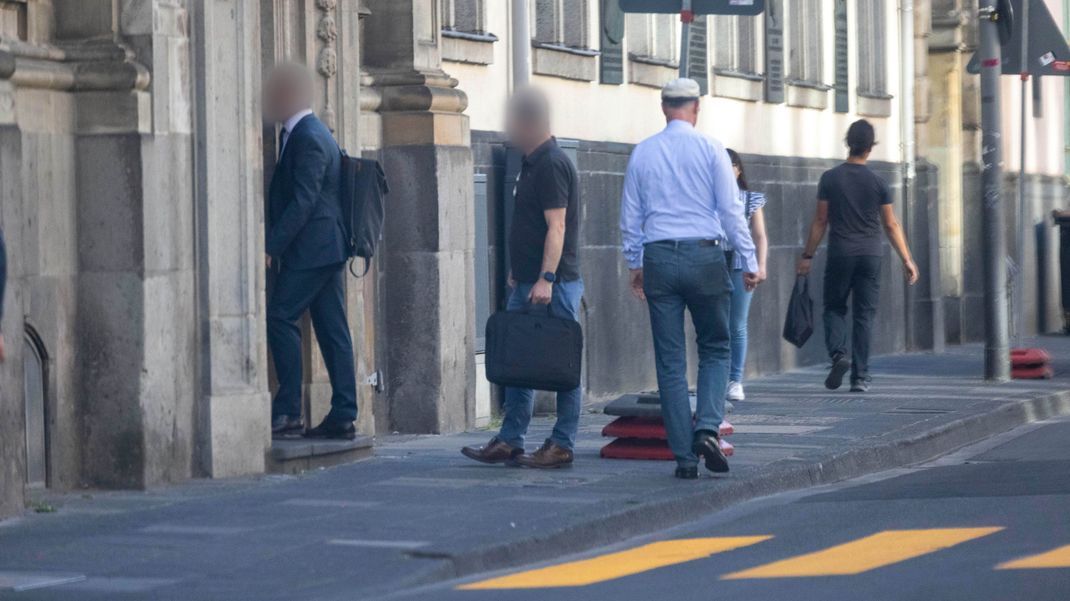 Die Staatsanwaltschaft und Polizei in Köln durchsuchen mehrere Objekte im Erzbistum Köln.