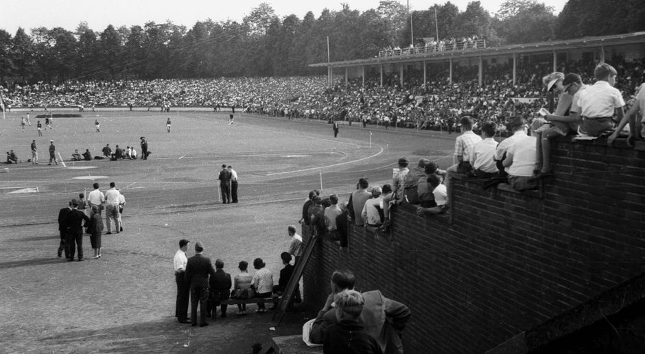 
                <strong>Hertha BSC - 87 Jahre</strong><br>
                Letzte Meisterschaft: 1930 / 1931Hinweis: Das Foto zeigt das Müngersdorfer Stadion zu jener Zeit, in dem Hertha 1931 das Endspiel um die Meisterschaft gewann.
              