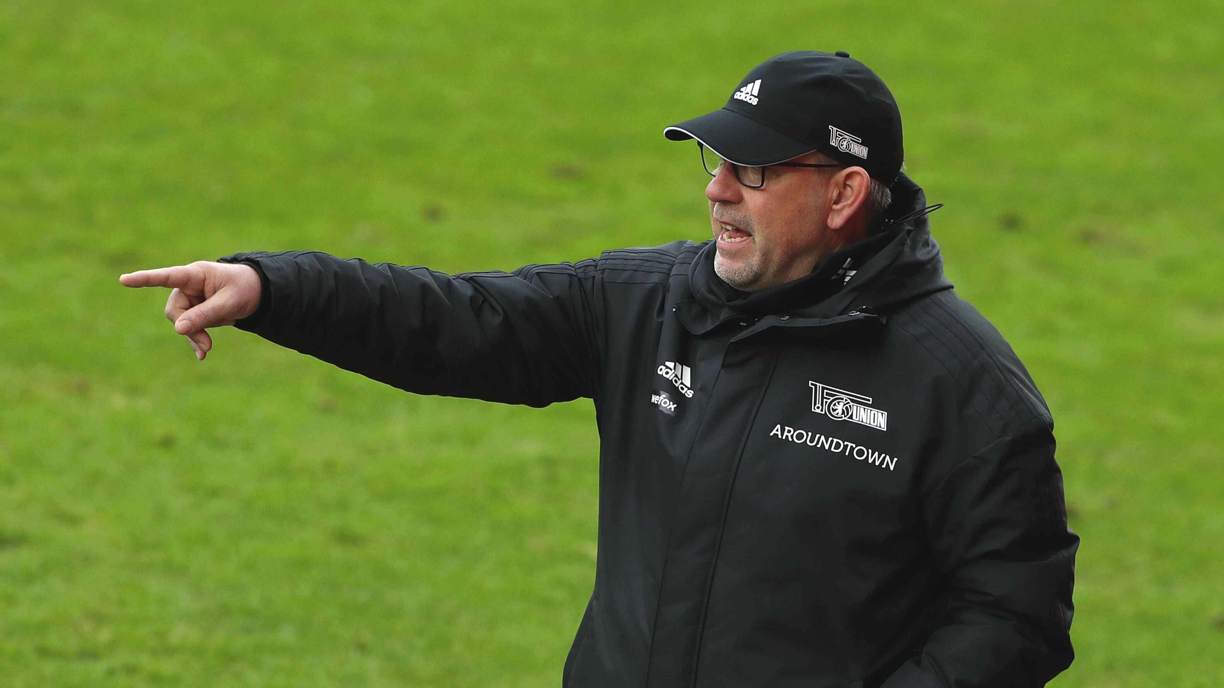 
                <strong>Platz 7: Union Berlin (38 Punkte)</strong><br>
                Das Restprogramm für das Team von Urs Fischer ist allerdings knüppelhart. Es stehen noch Partien gegen Leverkusen, Frankfurt, Leipzig, Wolfsburg, Stuttgart, Dortmund und Bayern an. Positiv formuliert hat es Union in der eigenen Hand, allerdings können in diesen Duellen die internationalen Plätze auch komplett verspielt werden. Doch in Köpenick wäre das kein Problem. Champions-League-Wahrscheinlichkeit: 5 Prozent
              