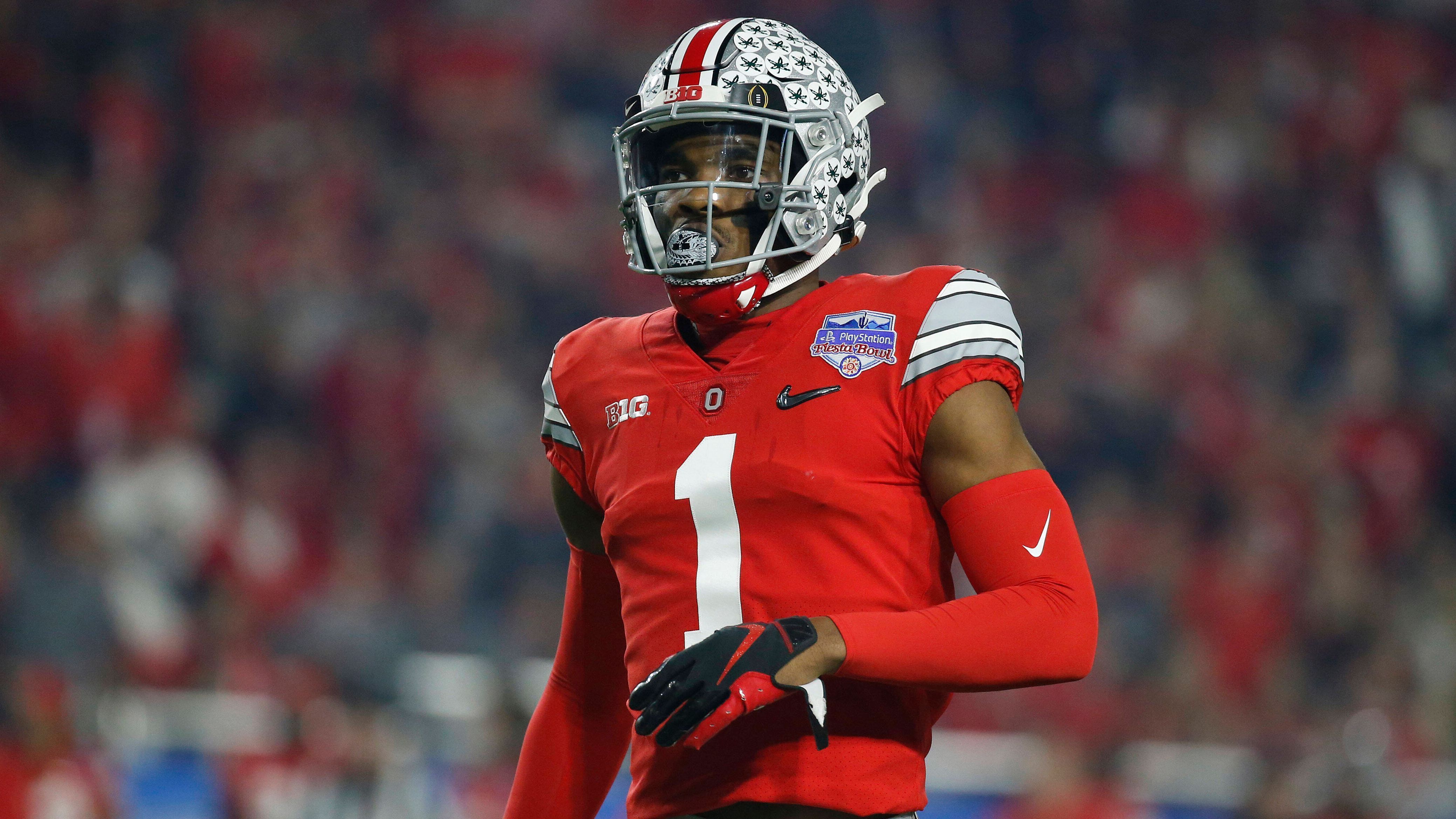 
                <strong>5. Pick - Detroit Lions: Jeff Okudah (Cornerback, Ohio State)</strong><br>
                Die Lions holen den Mann, der in Ohio State die Nummer 1 auf dem Trikot hatte. Er ist mit Abstand der No.1-Corner im Draft. Perfekte 1,85 Meter groß, schnelle Füße, herausragende Geschwindigkeit, 3 Interceptions und 9 abgewehrte Pässe vergangenes Jahr am College. Er übernimmt sofort die Position vom weggeschickten Darius Slay in Detroit.
              