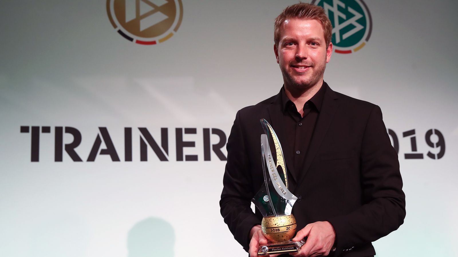 
                <strong>Florian Kohfeldt (2018)</strong><br>
                Bremens Florian Kohfeldt ist der zehnte Coach, der den Trainerpreis des deutschen Fußballs erhielt. Der 36-Jährige arbeitete sich über den Werder-Nachwuchs als Trainer hoch, bis er im November 2017 die Profis an der Weser übernahm und diese bis heute betreut. "Ich freue mich sehr über diese Auszeichnung. Das ist eine große Ehre und Anerkennung, die aber nicht nur mir gilt, sondern vor allem auch meinem Trainerteam, der gesamten Mannschaft und allen Personen, die um das Team arbeiten", sagte Kohfeldt bei der Preisverleihung in Köln.
              