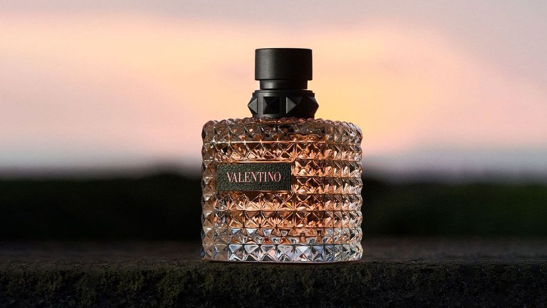 Lasst euch inspirieren von Valentino: Kiwi, Orange, Rum und Jasmin – dieser Duft verspricht traumhafte Sonnenuntergänge.