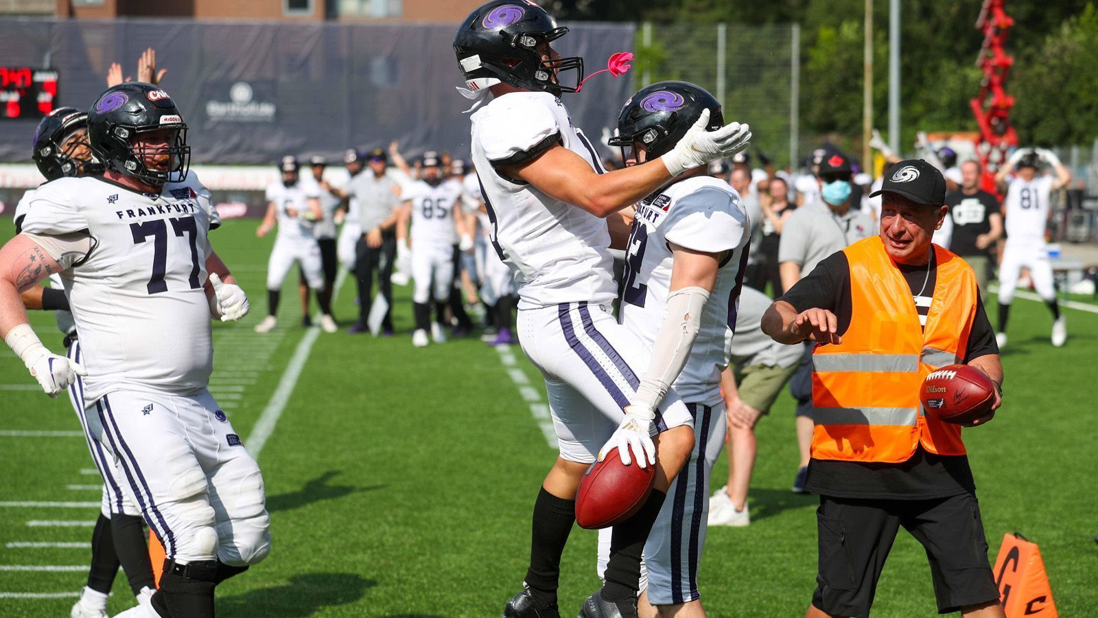 
                <strong>Platz 5: Frankfurt Galaxy</strong><br>
                Die Frankfurt Galaxy erlebte in Hamburg eine bittere 15:17-Niederlage, kann aber dennoch viel Positives aus dem Spiel ziehen. Jakeb Sullivan erwies sich als sehr mobiler Quarterback. Überhaupt machte die Offense einen ordentlichen Eindruck und sorgte für schnelle Raumgewinne. Abstimmungsfehler brachte die Frankfurter aber oftmals um den Lohn. Auch die Defense war stark und ließ lediglich einen Touchdown zu.
              