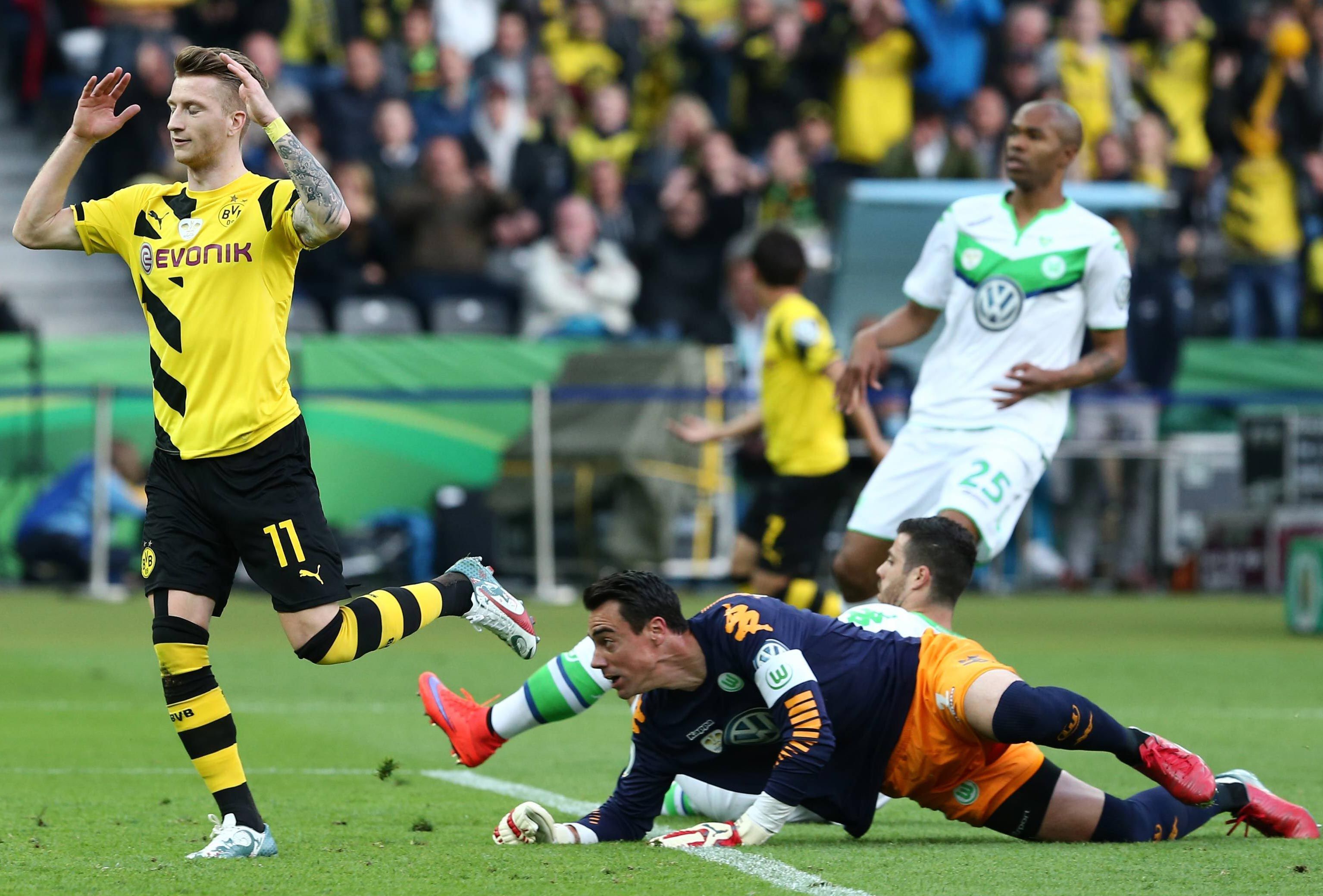 
                <strong>2015: DFB-Pokal-Finale</strong><br>
                Sein drittes Endspiel mit Dortmund - die dritte Niederlage. Nutznießer: der VfL Wolfsburg. Beim zwischenzeitlichen Stand von 1:0 hatte Reus sogar eine Riesen-Chance zum 2:0 und vergab. Endergebnis: 3:1 für die Wölfe. Reus bleibt mit dem BVB titellos.
              