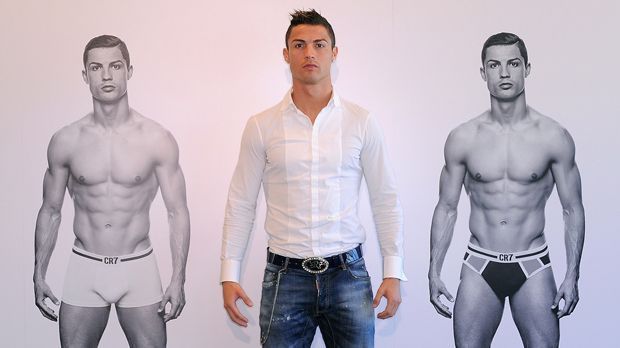 
                <strong>Cristiano Ronaldo (Bingo)</strong><br>
                Cristiano Ronaldo (Bingo): Sportwagen sammeln? Designermode kaufen? Nein, das Hobby des Superstars ist Bingo. Das bei Rentnern sehr beliebte Spiel wurde Ronaldo vor einigen Jahren in einer DVD-Version zu Weihnachten geschenkt, schon war es um "CR7" geschehen. Der Portugiese erzählte dem "Now Magazine", dass ihm Bingo dabei half, während seiner Zeit bei Manchester United, die englische Sprache zu lernen. Zumindest die Zahlen.
              