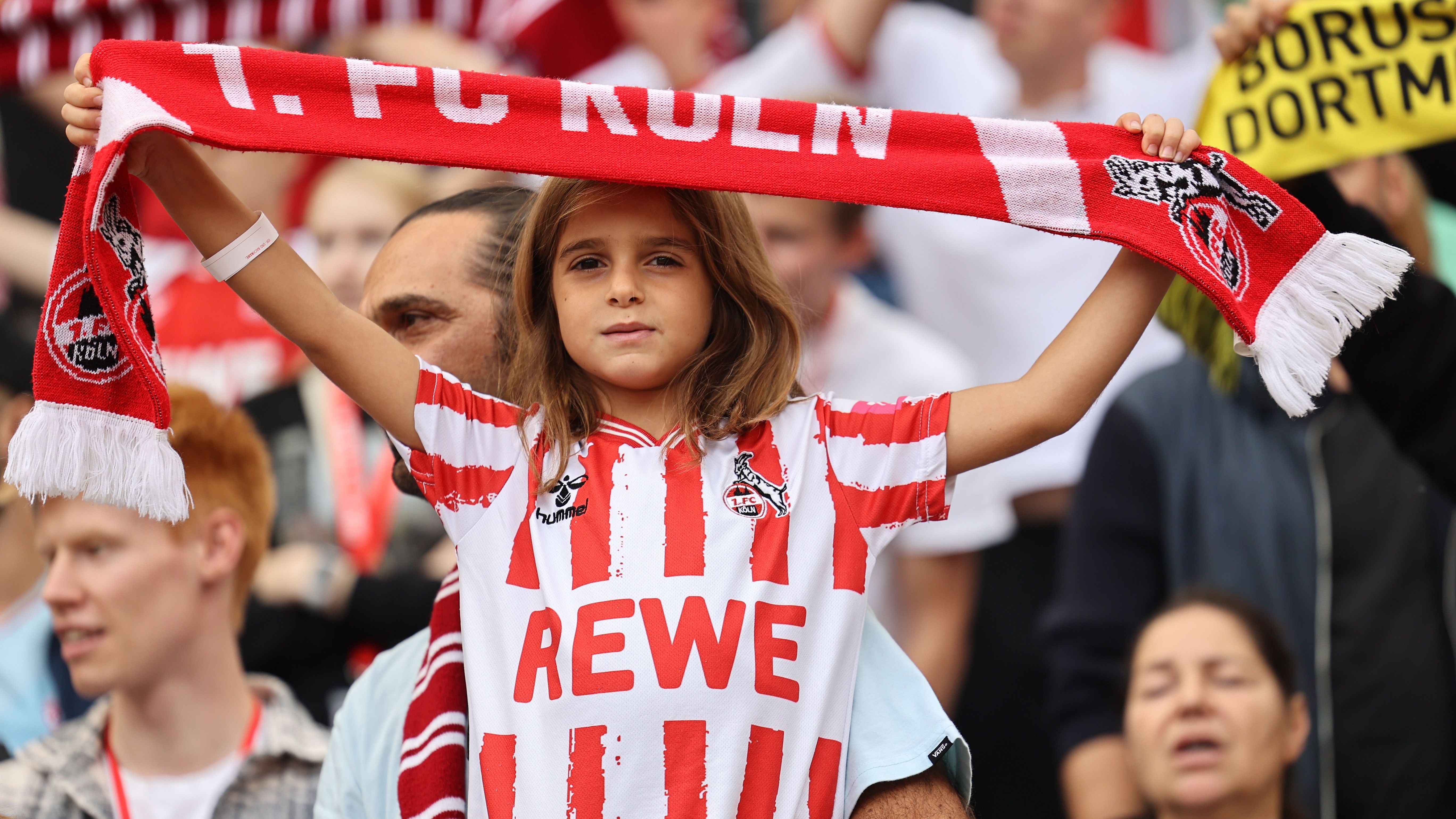 <strong>1. FC Köln</strong><br>"In Köln am Rhein, in Rot und Weiß, der 1. FC Köln, für immer sind wir leis', das ist der Beweis. Seit 1948, mit Geißbock und Liebe, Hand in Hand, für Köln und den FC, stehen wir hier im Land. Unser Hennes, der Geißbock, so stark und stolz, in der Domstadt sind wir zuhause, und das ist unser Schatz."