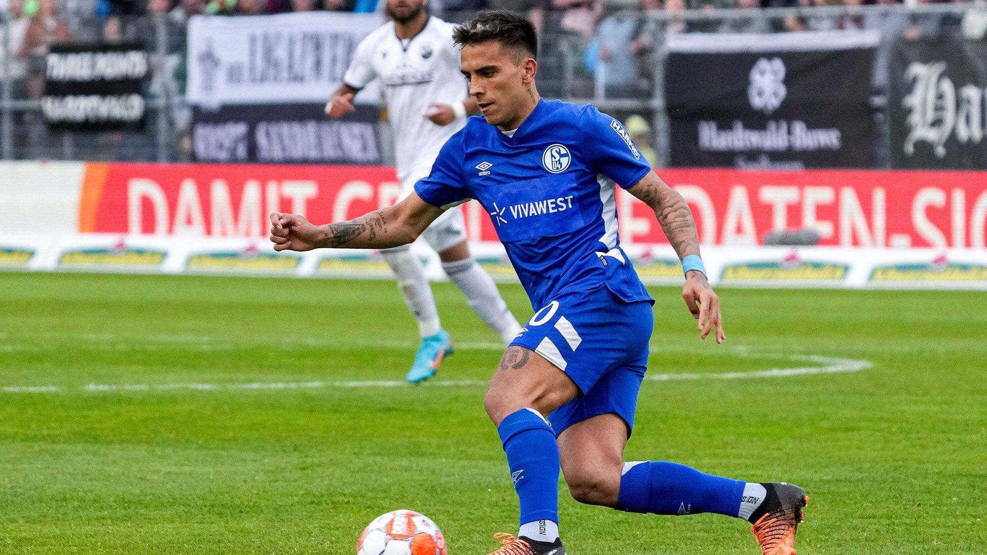 
                <strong>Rodrigo Zalazar (FC Schalke 04)</strong><br>
                Ob Rodrigo Zalazar nächstes Jahr in der Bundesliga spielt, steht derzeit noch nicht fest. Was inzwischen jedoch fix ist, ist sein fester Wechsel von Eintracht Frankfurt zu Schalke 04. Die Knappen überweisen für die Dienste des 22-Jährigen wohl zwei Millionen Euro nach Hessen. Bereits in der laufenden Zweitligasaison läuft Zalazar auf Leihbasis für Königsblau auf. 
              