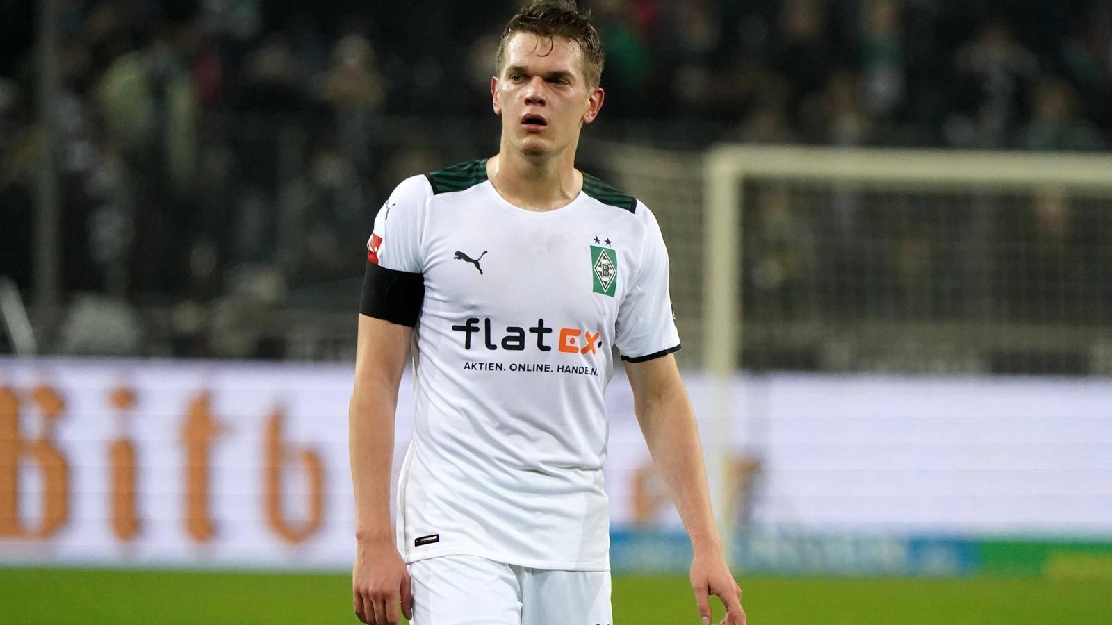 
                <strong>Matthias Ginter </strong><br>
                Auch Matthias Ginter könnte den Klub bei einem passenden Angebot verlassen. Der Innenverteidiger hat seinen auslaufenden Vertrag noch nicht verlängert, will sich im Frühjahr entscheiden. Zu spät für Gladbach? Sportdirektor Max Eberl antwortete zuletzt auf die Frage, ob der Nationalspieler im Winter gehen dürfe: "Kann sein, ich weiß es nicht." Das Transferfenster im Winter wäre die letzte Chance, um Geld in die Kassen der "Fohlen" zu spülen. Interesse soll es vor allem aus England geben. Der 27-Jährige kam im Sommer 2017 von Borussia Dortmund zu den Gladbachern und mauserte sich seither zu einem Stabilisator für die "Elf vom Niederrhein".
              