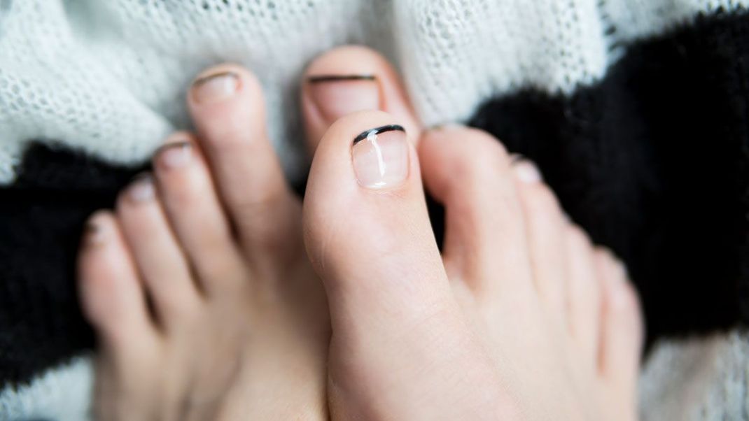 Pflegt eure Füße und beugt so eine Fußpilz-Infektion vor! Was dabei zu beachten ist, lest ihr im Beauty-Artikel. 
