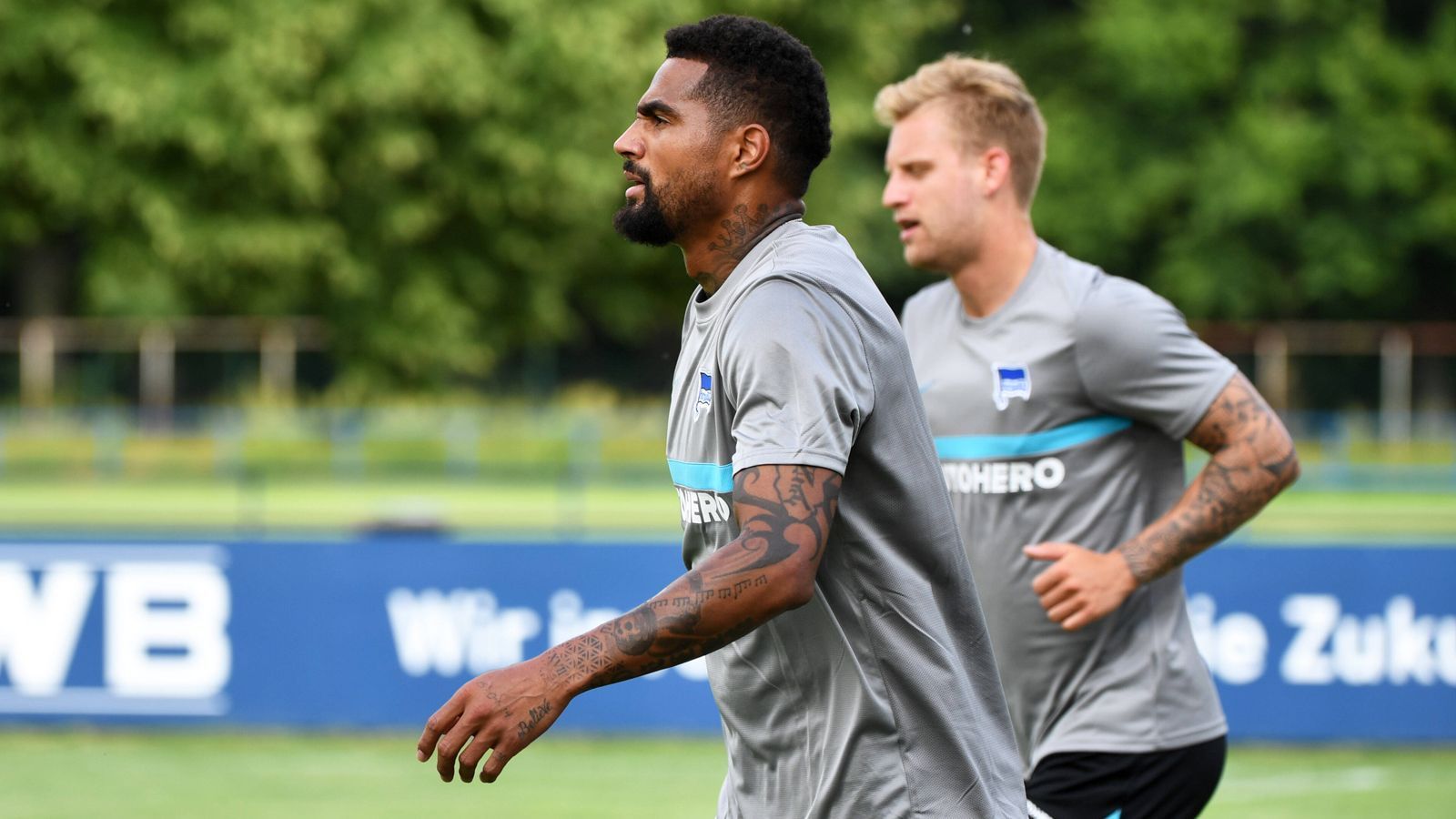 
                <strong>Hertha BSC: Zwölf Eigengewächse</strong><br>
                Eigengewächse im Kader: Kevin-Prince Boateng (li.), Arne Maier (re.), Maximilian Mittelstädt, Jordan Torunarigha, Jessic Ngankam, Marton Dardai, Dennis Jastrzembski, Luca Netz, Jonas Michelbrink, Jonas Dirkner, Nils-Jonathan Körber und Ruwen Werthmüller - Bundesliga-Einsätze der Eigengewächse für ihren Klub insgesamt: 320
              