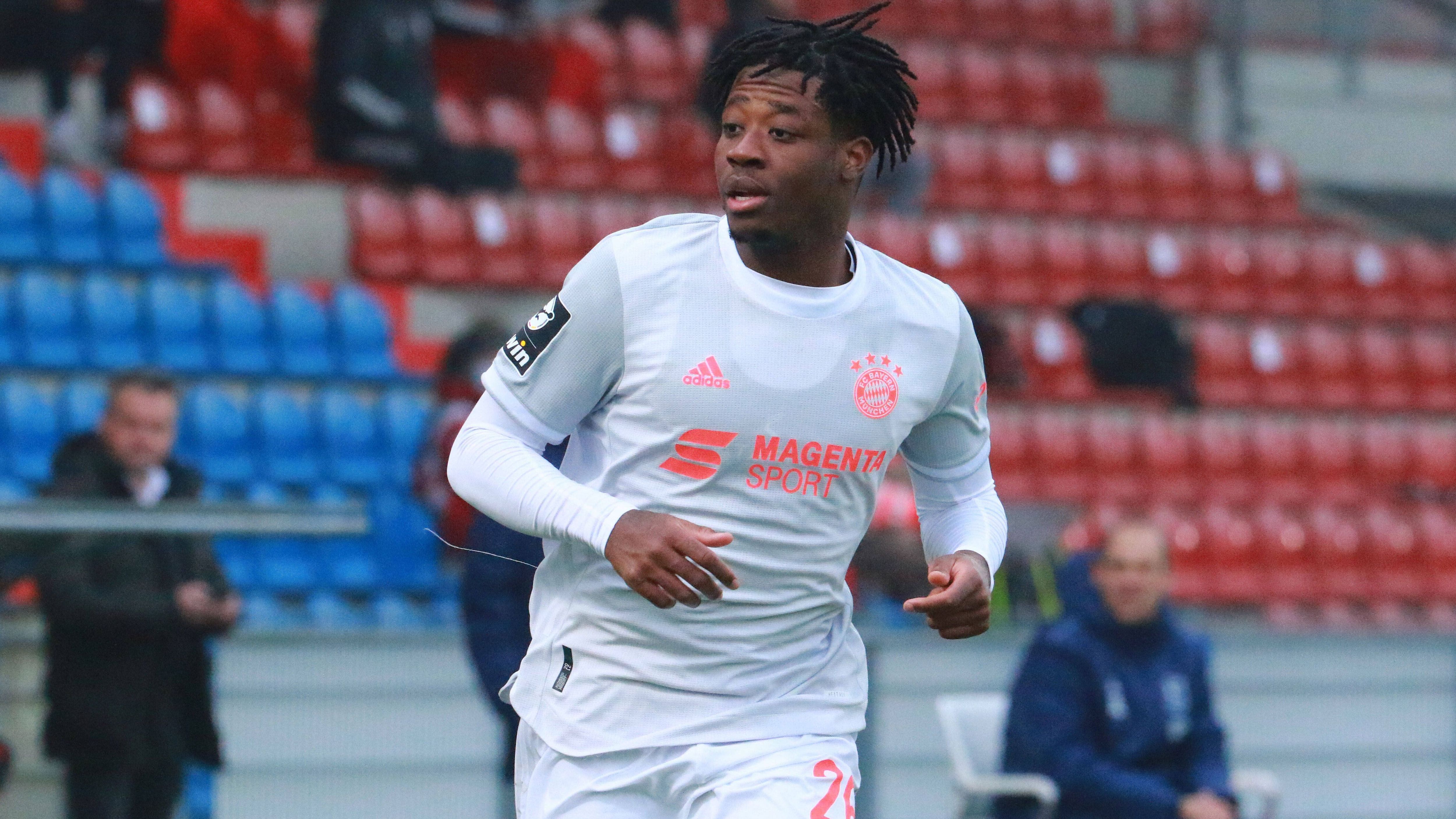 
                <strong>Bright Akwo Arrey-Mbi</strong><br>
                Etwas überraschend kam Bright Akwo Arrey-Mbi zu seinem Profidebüt. Beim abschließenden Gruppenspiel der Champions-League-Gruppenphase stand der Innenverteidiger plötzlich in der Startelf und wurde bei Atletico Madrid zum jüngsten CL-Spieler der Münchener. Der 17-Jährige gilt als eines der größten Innenverteidiger-Talente in Europa. 2019 wechselte der bullige Deutsch-Engländer aus der Jugend vom FC Chelsea nach München. In der Bundesliga reichte es noch nicht zu einem Einsatz, Arrey-Mbi spielt hauptsächlich in der zweiten Mannschaft. Zusammen mit Tanguy Nianzou soll er das Zukunfts-Duo in der Innenverteidigung bilden.
              