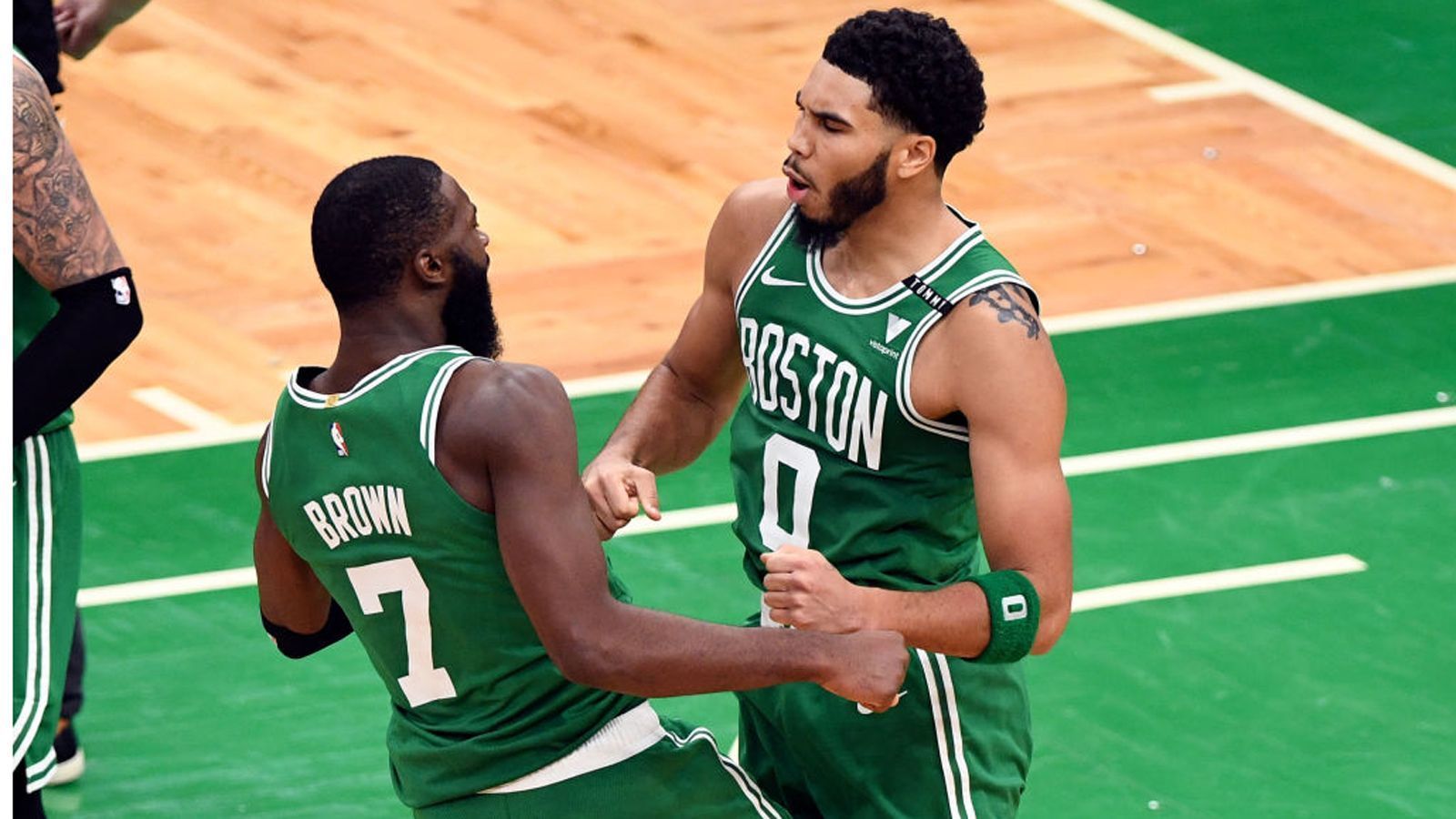 
                <strong>Jayson Tatum und Jaylen Brown: Die Flügelzange   </strong><br>
                Jayson Tatum ist nicht ohne Grund mit einem Jahresgehalt von 28,1 Millionen Dollar der Bestverdiener der Celtics. Ein Schnitt von 26,4 Punkten macht ihn zum Top-Scorer der Mannschaft. Gemeinsam mit Jaylen Brown, der mit durchschnittlich 24,7 Punkten der zweitbeste Scorer ist, bildet er eine exzellente Flügelzange. Da Tutum mit seinen 23 Jahren noch sehr jung ist und auch Brown erst 24 Jahre auf dem Buckel hat, haben beide noch viel Entwicklungspotenzial.   
              