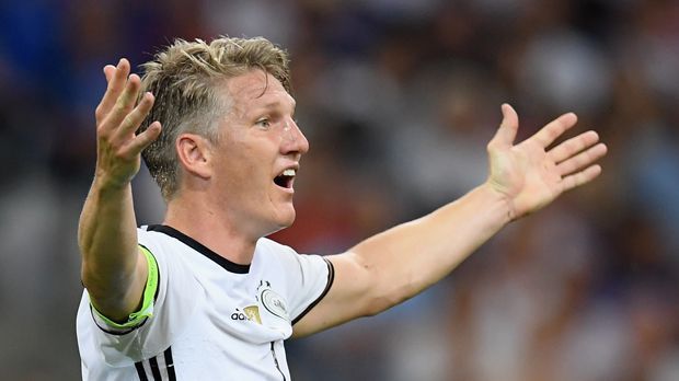 
                <strong>Bastian Schweinsteiger</strong><br>
                Bastian Schweinsteiger: Es gab Phasen im Spiel, da hatte man den Eindruck, als hätte Schweinsteiger eine Zeitmaschine dabei und hätte die Uhr mal eben um ein paar Jahre zurückgedreht. Wichtige Zweikämpfe wurden gewonnen, das Spiel souverän dirigiert. Es wurde aber (wohl von Löw) auch zu viel an der Uhr gedreht, teilweise spielte er im Spielaufbau einen antiken Libero. Und plötzlich wurde man mit dem Elfmeterpfiff wieder in die Wirklichkeit geholt. So etwas wäre ihm in Brasilien vermutlich nicht passiert. ran-Note: 4
              