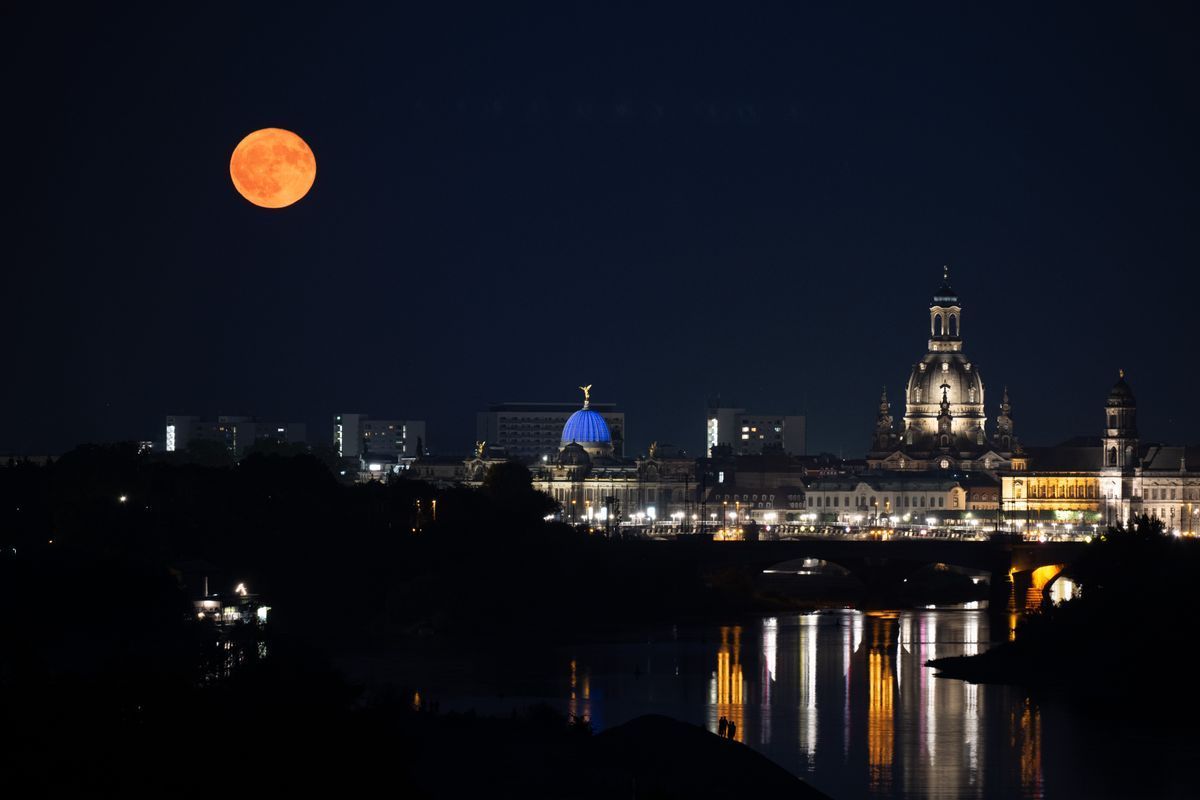 Über der Dresdner Altstadt und der Elbe fügte sich der Erdbeermond beeindruckend ins Bild ein.
