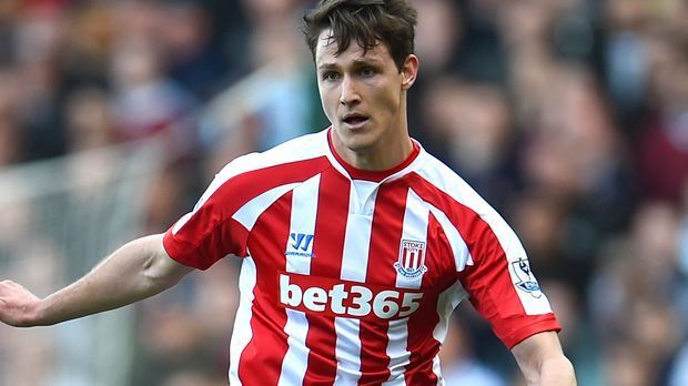 
                <strong>Philipp Wollscheid: 3,8 Millionen Euro </strong><br>
                Der Leihvertrag läuft aus, jetzt verpflichtet Stoke City Philipp Wollscheid fest - und zahlt dafür an Bayer Leverkusen 3,8 Millionen Euro.
              