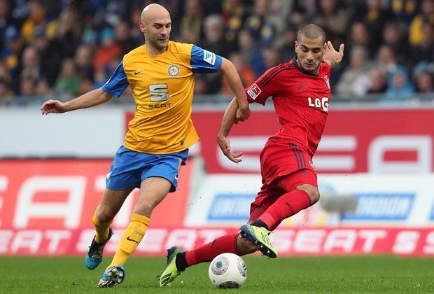 
                <strong>Eintracht Braunschweig - Bayer Leverkusen 1:0</strong><br>
                Comeback-Duell in Braunschweig - die eigentlich schon abgeschriebenen Damir Vrancic (l.) und Eren Derdiyok (r.) kommen am 11. Spieltag zum Einsatz. Das schwache Spiel geht ohne Tor in die Pause
              