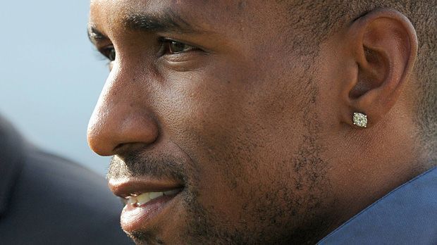 
                <strong>Jermain Defoe</strong><br>
                Immerhin bietet Defoe ein Jahresgehalt von 50-60.000 Pfund (rund 69-83.000 Euro). Die vielfältige Aufgaben und die Tatsache, dass Defoe diese Summe von Sunderland in einer Woche einstreicht, relativiert die Großzügigkeit des Angebots allerdings ein wenig.
              