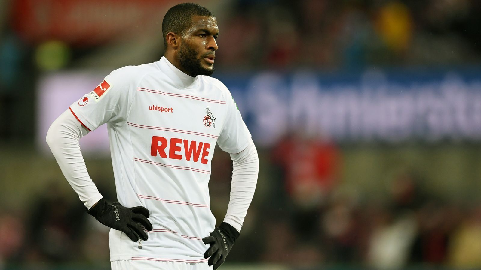 
                <strong>Anthony Modeste (1. FC Köln)</strong><br>
                Mit 20 Saisontoren hatte Stürmerstar Anthony Modeste großen Anteil an der Europapokal-Qualifikation des 1. FC Köln. Dennoch geht es in Sachen Vertragsverlängerung nicht voran. "Er ist für diese Mannschaft elementar wichtig. Gleichermaßen sind wir momentan nicht in der Lage, einen Top-Vertrag zu verlängern. Tony weiß, dass wir ihm aktuell nichts über 2023 hinaus anbieten können. Wenn wir im Herbst klarer sehen, wie unsere wirtschaftlichen Möglichkeiten sind, sieht das sicher anders aus", sagte Geschäftsführer Christian Keller im Mai dem "Express" zur Personalie rund um den torhungrigen Franzosen.
              