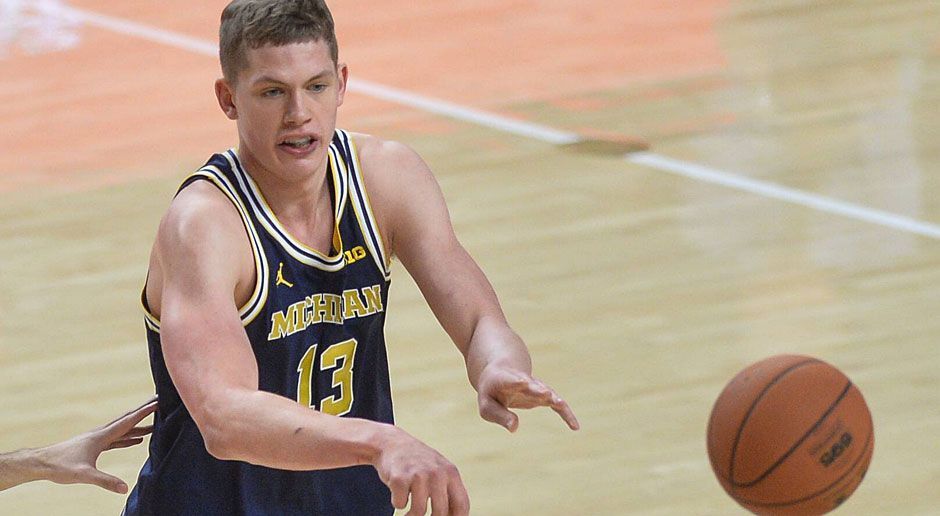 
                <strong>Wie geht es mit Moritz Wagner nach dem Finale weiter?</strong><br>
                Unabhängig vom Ausgang des Endspiels wird sich Wagner ziemlich sicher für den NBA-Draft melden. Theoretisch könnte der Berliner noch ein Jahr am College spielen, aber nach seinen starken Leistungen wird er von vielen Experten als potenzieller Erstrundenpick gesehen. Das sieht ein anderer deutscher Power Forward ähnlich. "Ich sehe dich", twitterte Dirk Nowitzki vielsagend in Richtung Wagners während des Halbfinales. Vermutlich schon sehr bald in der NBA.
              