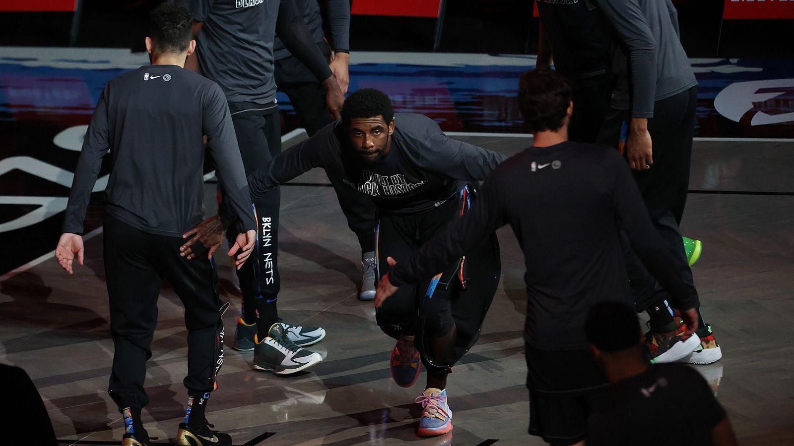 
                <strong>Kyrie Irving - Impf-Verweigerung führt zu nächstem Bruch </strong><br>
                In der NBA steht nun die nächste Saison an. Durch die Erfolge der Corona-Impfungen können diverse Protokolle wieder zurückgestellt werden und die Fans dürfen wieder in den Hallen feiern. Voraussetzung dafür ist, vor allem im Corona-gebeutelten New York, die Impfung. Da Irving jedoch seine Zweifel an der Impfung hat und diese immer noch verweigert, mussten ihn die Nets aufgrund der Vorschriften im eigenen Bundesstaat vom Training ausschließen. Irvings Entscheidung schränke die Fähigkeit ein, als volles Mitglied des Teams zu gelten. "Wir werden niemandem aus unserem Team erlauben, nur ein Teilzeitmitglied zu sein. Um unsere Ziele in dieser Saison zu erreichen, müssen alle Mitglieder unserer Organisation an einem Strang ziehen", so General Manager Sean Marks. 
              