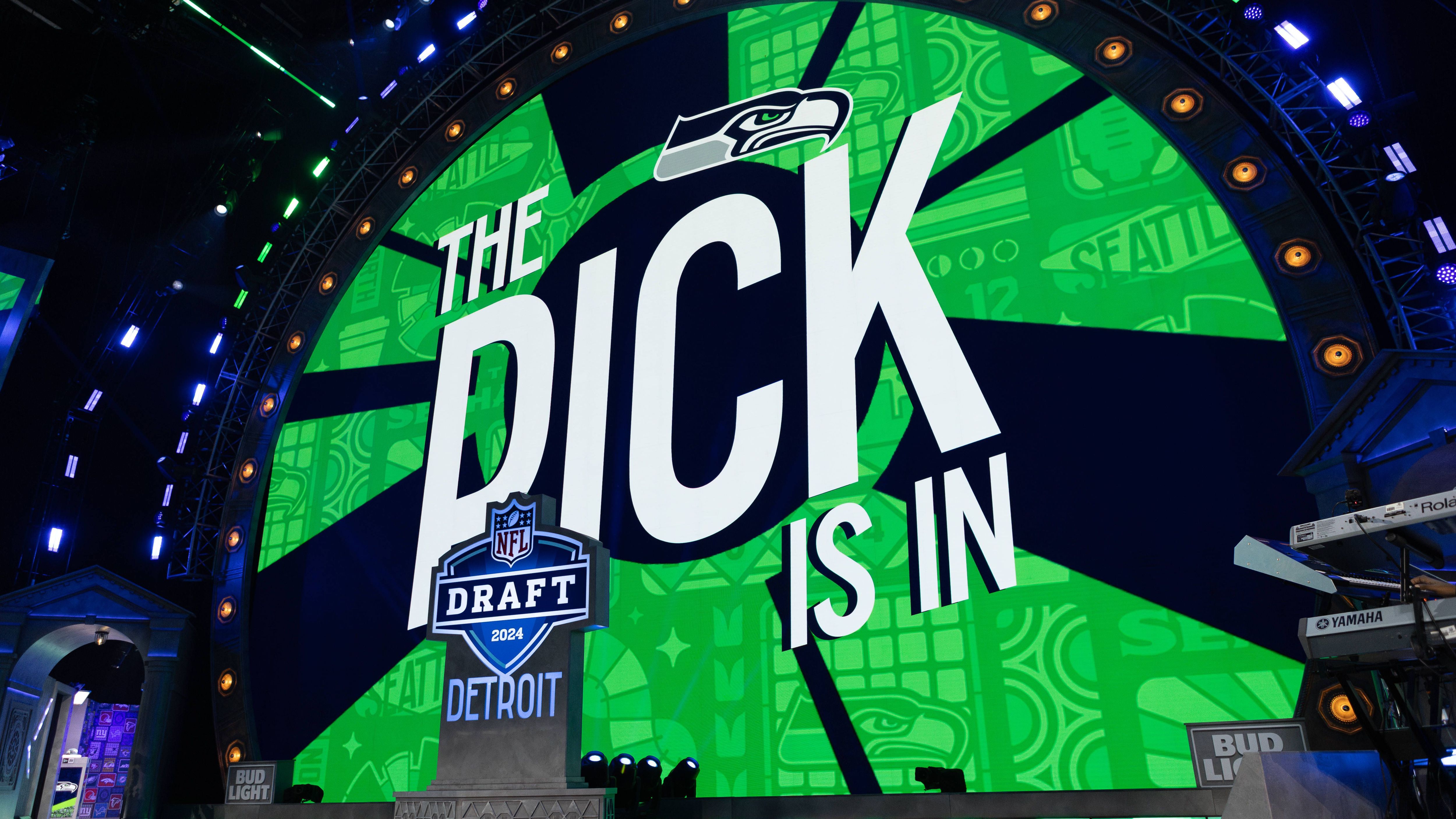 <strong>Seattle Seahawks</strong><br>Die Seahawks bekommen an Position 16 mit D-Liner Byron Murphy II den zweiten Defense-Spieler des Drafts. Das kam überraschend, nimmt man in Seattle aber sicher gerne mit. Mit&nbsp;Guard Christian Haynes (3. Runde), Linebacker Tyrice Knight (4. Runde) und Tight End A.J. Barner (4. Runde) folgten nette Picks, die aber vermutlich nicht direkt DEN Impact in der kommenden Saison haben werden.<br><em><strong>ran-Note: 3</strong></em>