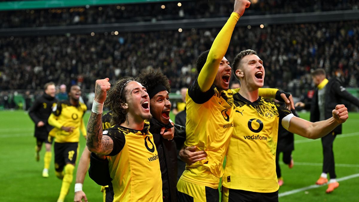 Eintracht Frankfurt v Borussia Dortmund - DFB Cup: Round Two