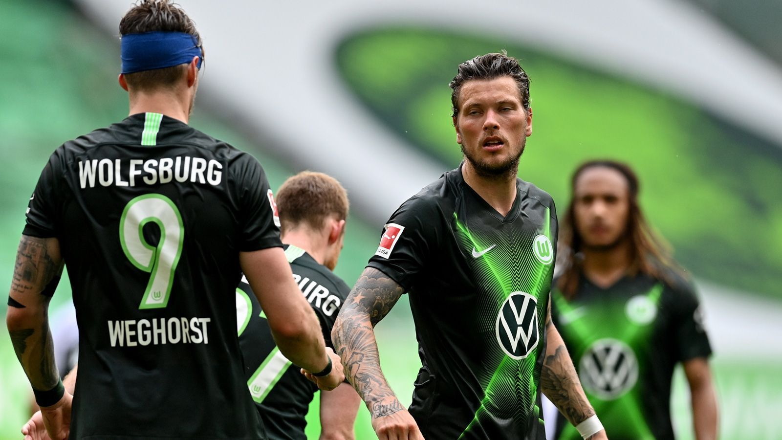 
                <strong>Wolfsburg kann Platz 7 sichern</strong><br>
                Da entweder der FC Bayern oder Bayer Leverkusen den DFB Pokal gewinnen wird und beide Vereine sich bereits durch die Leistungen in der Bundesliga für Europa qualifiziert haben, reicht Platz 7 zur Europa-League-Qualifikation. Diesen siebten Platz kann Wolfsburg sichern, sollte Oliver Glasners Truppe in Gladbach gewinnen und Freiburg gegen Hertha BSC verlieren. Ein anderes Szenario für eine vorzeitige Qualifikation besteht nicht. 
              