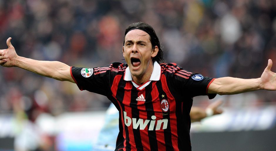 
                <strong>Pippo Inzaghi</strong><br>
                Sturm: Filippo Inzaghi - Spielte von 2001 bis 2012 für Milan. Viele Kritiker behaupten: Inzaghi stand sein Leben lang im Abseits. Ein Albtraum des FC Bayern München war er allemal. 126 Tore in 300 Partien für die Rossoneri zeugen davon. Ähnlich wie Seedorf scheiterte sein Vorhaben, auch als Trainer bei seinem Klub Fuß zu fassen (2014-2015).
              