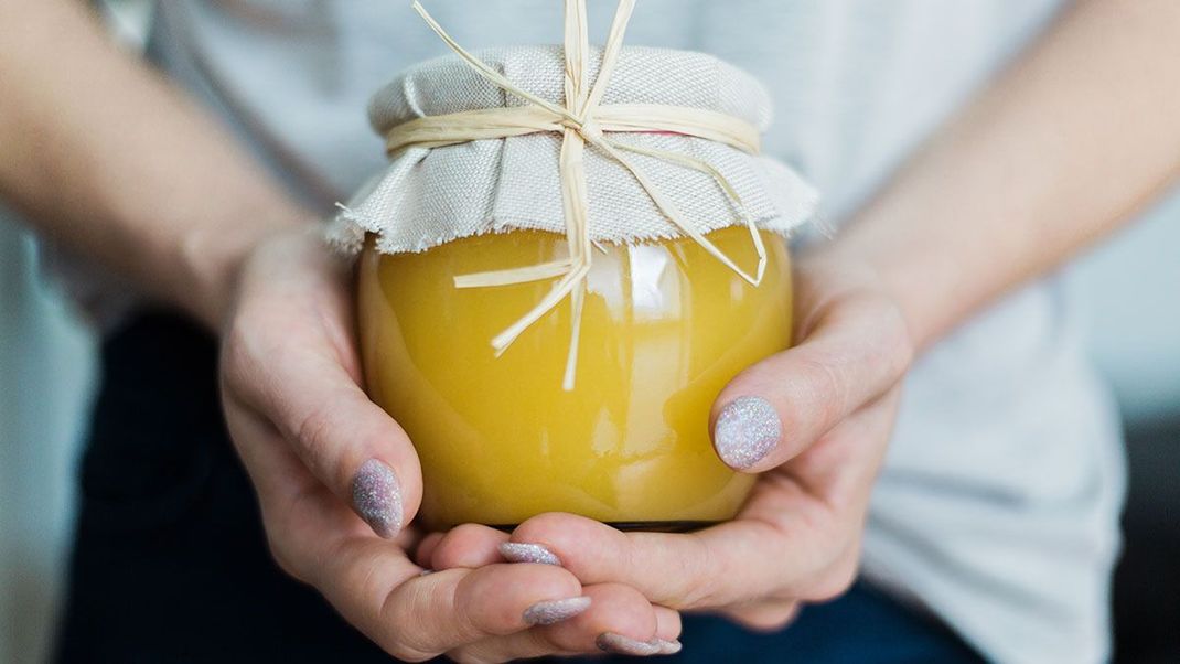 Honig ist die Wunderwaffe, welche für sofortige Hilfe bei trockenen Lippen sorgt! Welche Hausmittel gegen trockene Lippen helfen, findet Ihr im Beauty-Artikel.