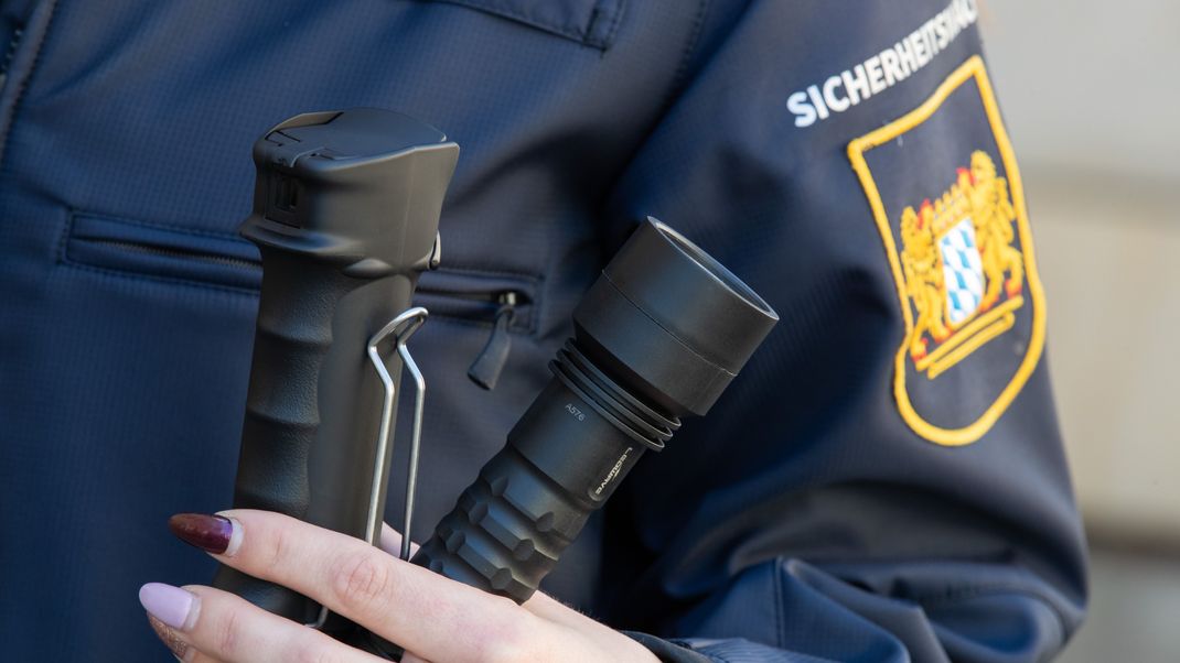  Ein Mitglied der bayerischen Sicherheitswacht präsentiert neue Kleidung sowie ein Pfefferspray und eine Taschenlampe.