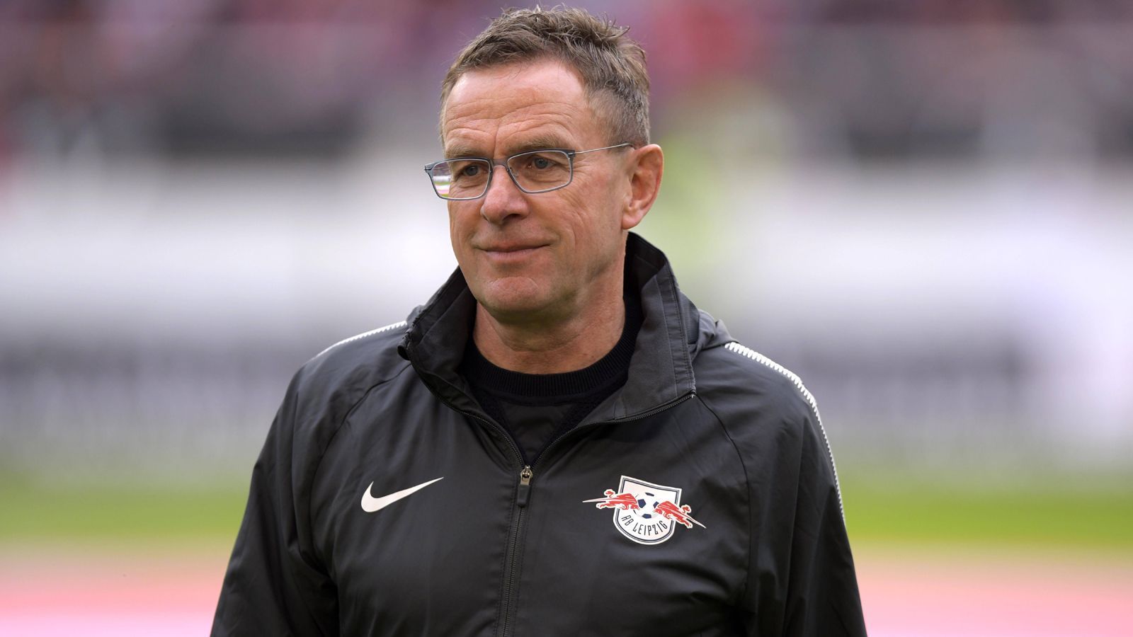 
                <strong>Ralf Rangnick (Sportdirektor RB Leipzig)</strong><br>
                Wird nicht der richtige Trainer gefunden, könnte Ralf Rangnick wieder selbst einspringen. Dies tat er bereits in der Saison 2015/2016, als der Aufstieg in die Bundesliga gelang. Rangnick sagte zuletzt: "Ich schließe nicht aus, dass ich irgendwann noch mal als Trainer arbeiten werde." Wäre jetzt vielleicht der richtige Zeitpunkt dafür?
              