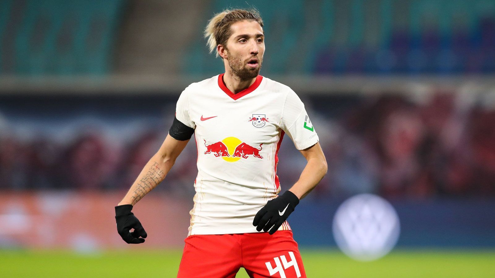 
                <strong>Kevin Kampl</strong><br>
                Dass Fernandes lange Zeit nicht stattfindet, ist das Verdienst des Slowenen. Er legt Uniteds portugiesischen Spielgestalter an die Kette. Auch als Antreiber und Ballverteiler überzeugt der umsichtige Kampl. In der Schlussphase macht er Platz für Adams. ran-Note: 2
              