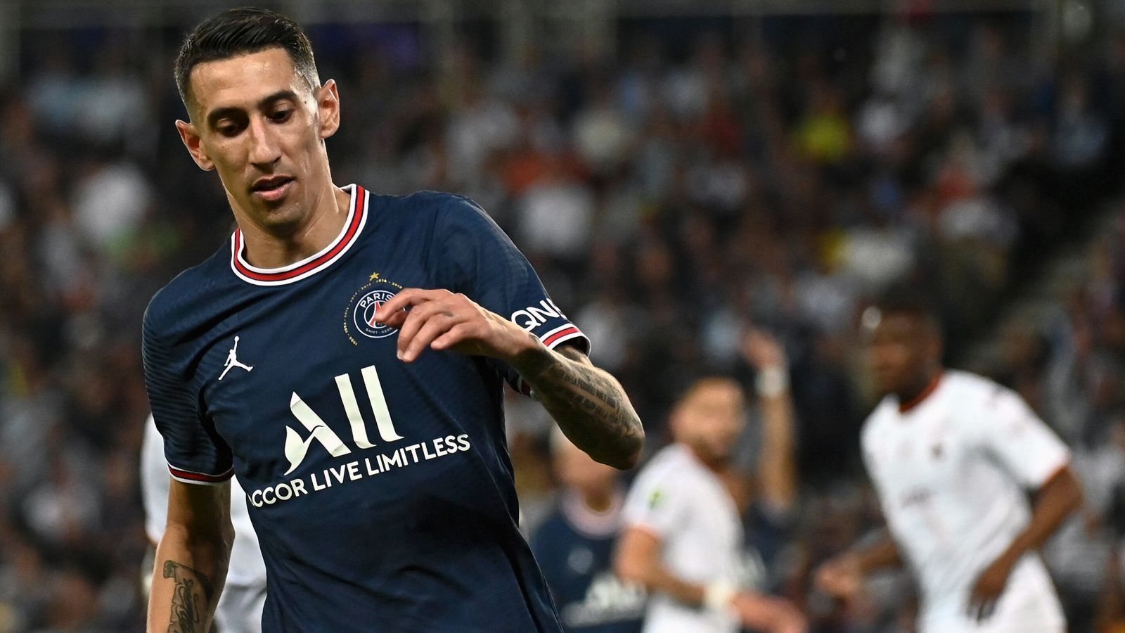 
                <strong>Angel Di Maria</strong><br>
                Den Abgang von Angel Di Maria hat PSG bereits bestätigt. Der Vertrag des 34-jährigen Argentiniers läuft Ende Juni aus. "Angel Di Maria hat einen bleibenden Eindruck in der Geschichte des Vereins hinterlassen", sagte Präsident Nasser Al-Khelaifii in der Pressemitteilung des Klubs zum bevorstehenden Abgang des langjährigen Leistungsträgers. Gerüchten zufolge könnte der Routinier künftig in Italien für Juventus Turin auflaufen. Eine Einigung zwischen dem ablösefreien Di Maria und der "Alte Dame" soll bevorstehen. 
              