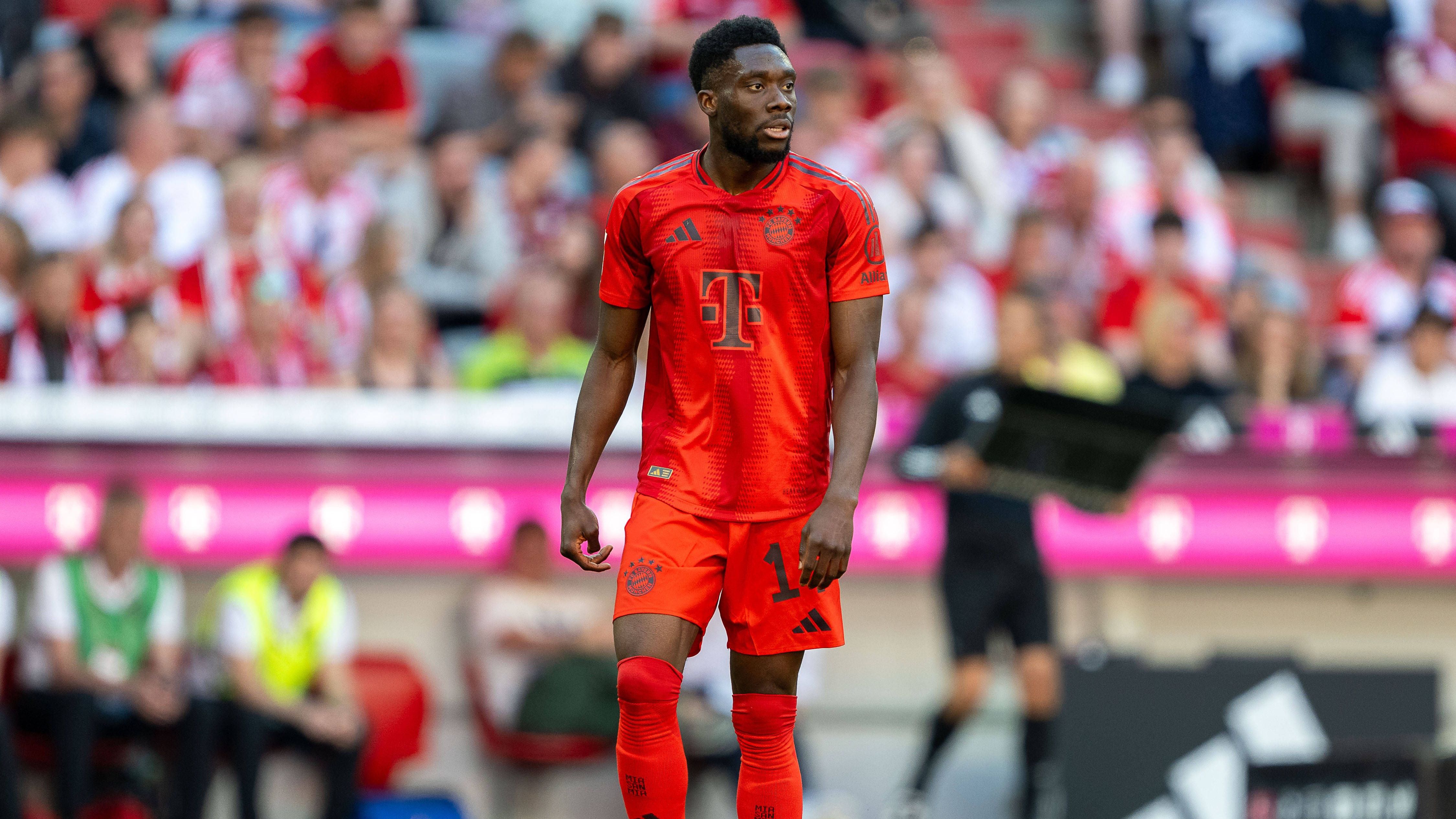 <strong>Alphonso Davies</strong><br>Der Kanadier stagniert seit einiger Zeit, was aber natürlich nicht am Trainer liegen muss. Vielleicht möchte sich dazu ja Uli Hoeneß nochmal äußern. Klar ist jedenfalls, dass Davies unter Tuchel seine schwächste Bayern-Saison absolviert und seinen Stammplatz verloren hat. Immer wieder setzte der Coach auf Raphael Guerreiro oder gerade in der Champions League auf Noussair Mazraoui …