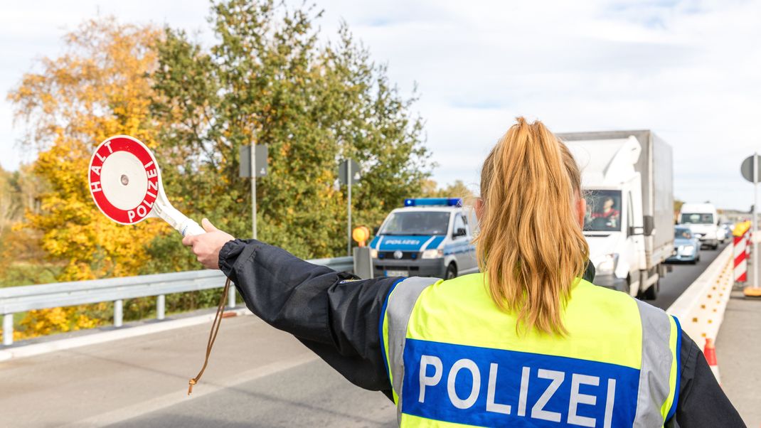 Brandenburg, Bademeusel: Beamte der Bundespolizei kontrollieren Fahrzeuge am Grenzübergang Bademeusel an der BAB 15. 