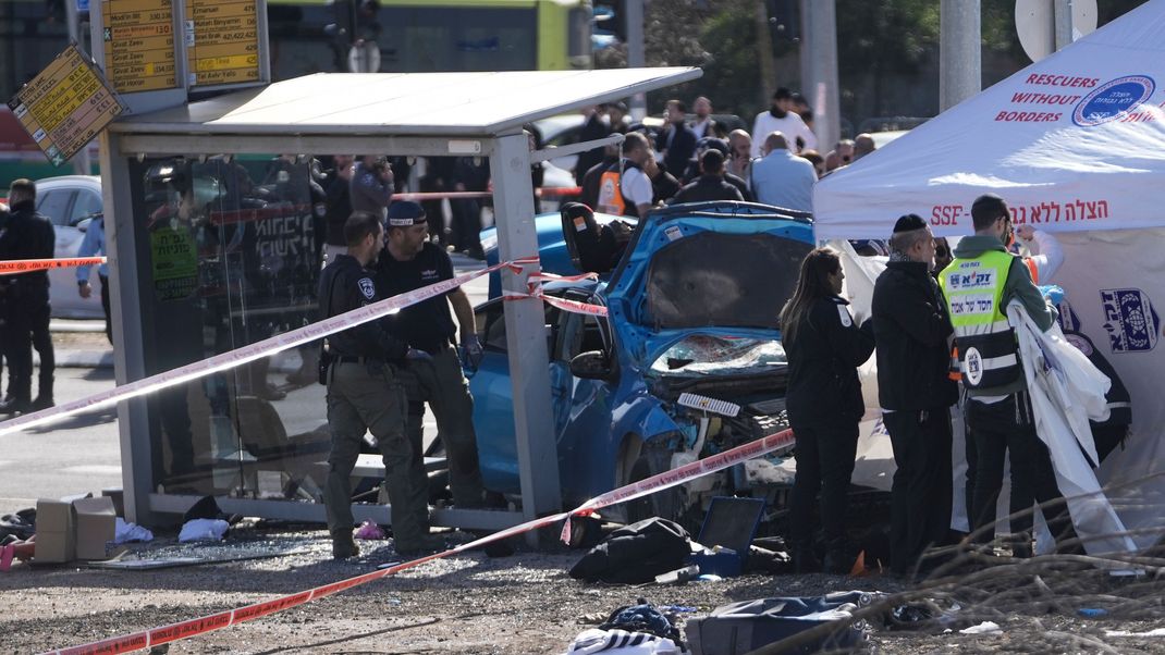 Mitglieder des Rettungs- und Bergungsteams Zaka und ein forensisches Team der israelischen Polizei ermitteln am Unfallort. 