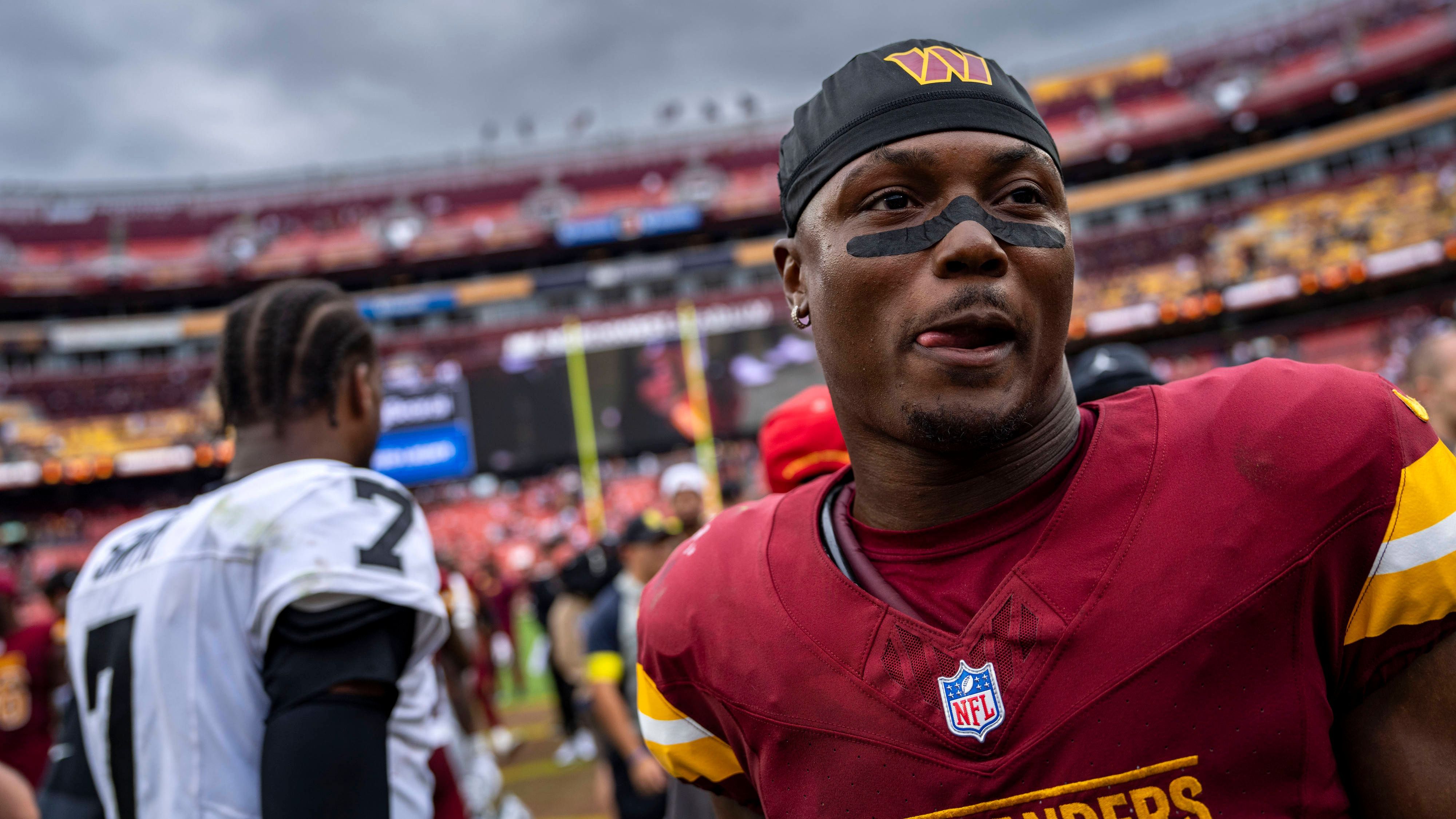 <strong>Terry McLaurin (Washington Commanders)</strong><br>Wide Receiver Terry McLaurin, der in dieser Saison erstmals mit Verletzungsproblemen zu kämpfen hatte, stand nach längerer Pause beim Monday Night Football gegen die Kansas City Chiefs wieder auf dem Feld. Im Verlauf der Partie musste er vom Platz genommen werden, seine Oberschenkelmuskulatur wurde an der Seitenlinie untersucht. Es deutete vieles darauf hin, dass seine alte Verletzung erneut aufgebrochen war. McLaurin kehrte nicht mehr zurück, und wie lange er ausfallen wird, ist noch unklar.