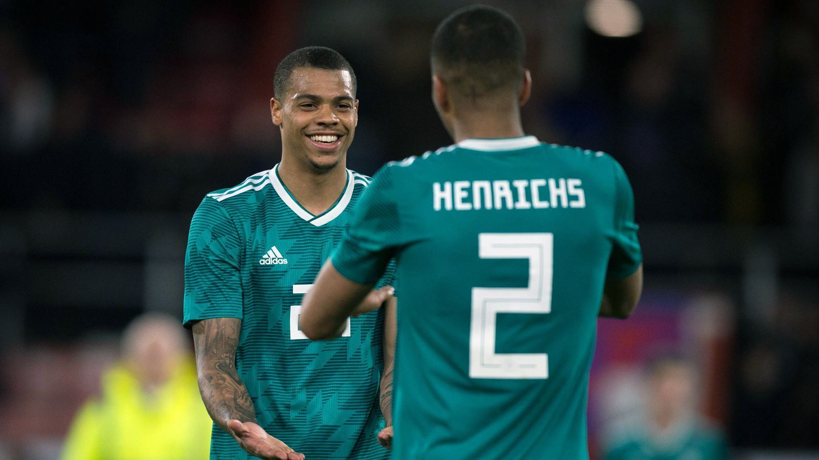 
                <strong>Nur wenige Legionäre</strong><br>
                Von den 23 Kaderspielern, die für Deutschland bei der EM-Endrunde auflaufen, verdienen derzeit 21 ihr Geld in Deutschland. So nominierte Bundestrainer Stefan Kuntz mit Lukas Nmecha (li., Manchester City) und Benjamin Henrichs (v., AS Monaco) lediglich zwei Legionäre für den EM-Kader. Damit hat nur Gastgeber Italien weniger im Ausland beschäftige Spieler bei der EM im Aufgebot als Deutschland. Die "Squadra Azzurra" vertraut nämlich ausschließlich auf Spieler, die in der Heimat aktiv sind. Wie Deutschland, so hat auch EM-Teilnehmer England ebenso nur zwei Legionäre im Kader.
              