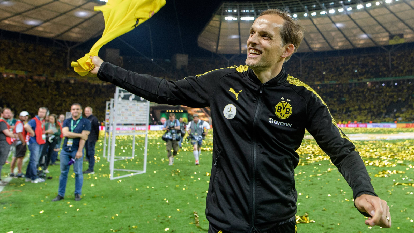 
                <strong>Tuchel beim BVB: Überragender Punkteschnitt von 2,12 </strong><br>
                Das Tuchel'sche Dortmund bestach durch schönen Offensivfußball und hielt den Meisterschaftskampf mit dem FC Bayern in der ersten Saison offen. Am Ende scheiterte Tuchel vor allem an sich selbst: BVB-Boss Hans-Joachim Watzke hatte im Sommer 2017 nach einigen Machtkriegen zwischen Chefetage und Trainerbank genug und entließ den Coach. Sportliche Gründe zur Entlassung gab es nicht: Noch kurz vor seiner Freistellung gewann Tuchel mit seiner Mannschaft den DFB-Pokal.
              