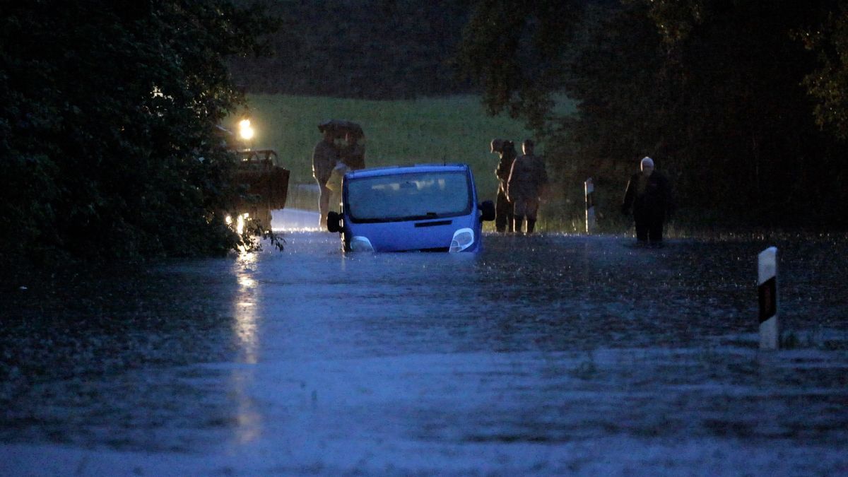 In Lindau am Bodensee waren am Freitagabend bereits erste Straßen und Unterführungen überflutet worden.