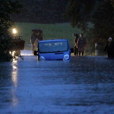 In Lindau am Bodensee waren am Freitagabend bereits erste Straßen und Unterführungen überflutet worden.