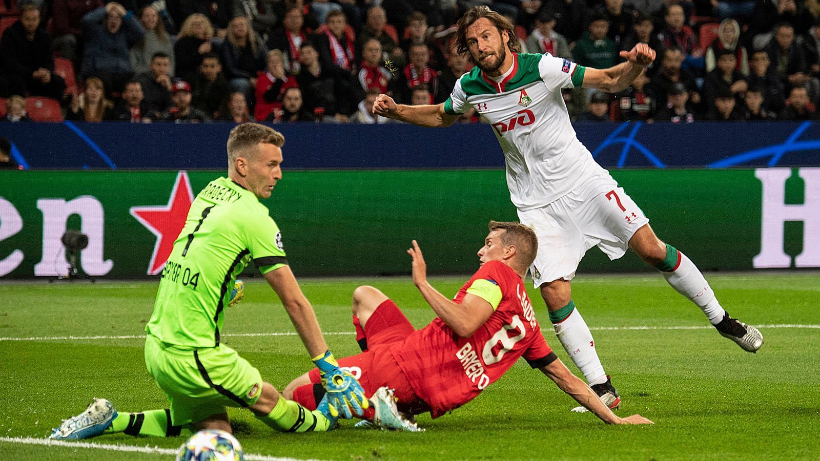 
                <strong>Gruppe D </strong><br>
                Lok Moskau – Bayer LeverkusenBayer Leverkusen (3) braucht in der Partie gegen Lok Moskau (3) unbedingt einen Sieg der 3:2 oder höher ausfällt oder mit mindestens zwei Toren Unterschied, um Platz drei und damit die Qualifikation für die Europa League zu sichern. Um nach dem letzten Spieltag vielleicht noch Platz 2 zu erreichen, braucht Bayer auf alle Fälle einen Sieg und muss auf einen Erfolg von Juventus gegen Atlético hoffen. Das gilt auch für Moskau.
              