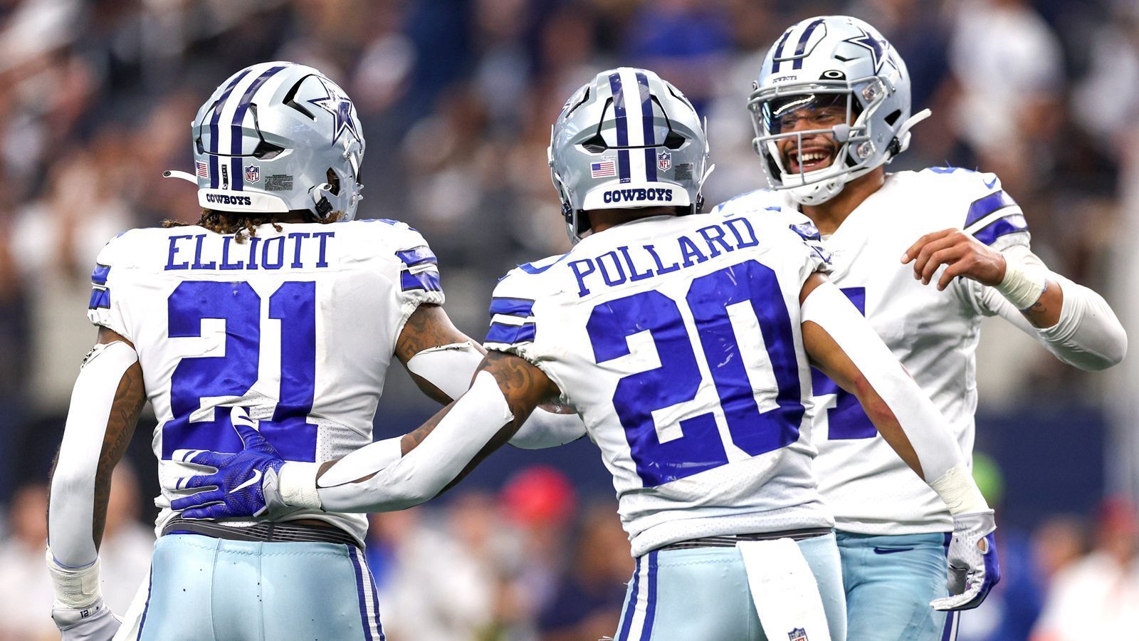 
                <strong>Nächster Härtetest an Thanksgiving gegen Dallas Cowboys: Running Backs Elliott und Pollard stoppen</strong><br>
                Für die Playoff-Ambitionen der Giants steht derweil der nächste Härtetest an: Das Thanksgiving-Duell gegen die Dallas Cowboys in Woche zwölf (Do., ab 22:20 Uhr live auf ProSieben und ran.de). In Woche drei setzte es im Heimspiel gegen Dallas die erste Niederlage gegen ein Team mit Playoff-Potential. Dafür wollen die Giants Revanche nehmen und mit einem weiteren Sieg die eigene Bilanz wieder aufbessern. Gleichzeitig würde man den Division-Rivalen im Kampf um einen Playoff-Platz wieder hinter sich lassen. Dafür gilt es, das Laufspiel um die beiden Running Backs Ezekiel Elliott und Tony Pollard (im Bild) erfolgreich zu stoppen. Elliott kommt in dieser Saison bereits auf sechs Rushing Touchdowns in acht Spielen, sein Ersatzmann Pollard auf ebenso viele nach zehn Partien.
              