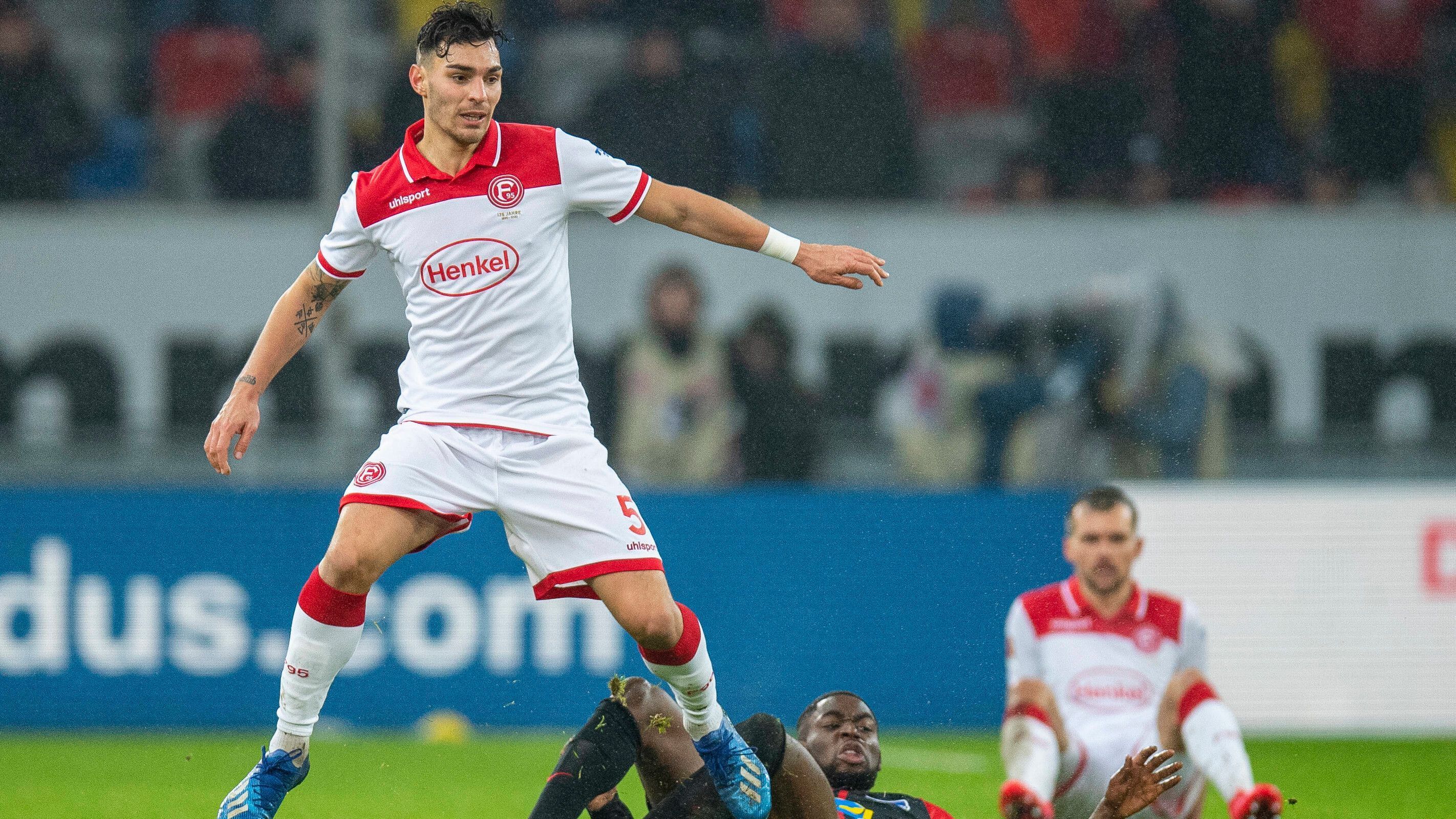 
                <strong>Platz 13: Kaan Ayhan (Fortuna Düsseldorf)</strong><br>
                Der Innenverteidiger der Düsseldorfer Fortuna kommt bislang auf 2.103 Einsatzminuten.
              