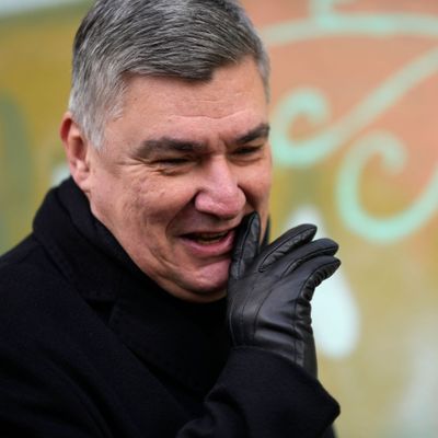 12. Januar 2025, Kroatien, Zagreb: Der amtierende Präsident Zoran Milanovic nach der Stimmabgabe bei der Stichwahl zur kroatischen Präsidentschaftswahl