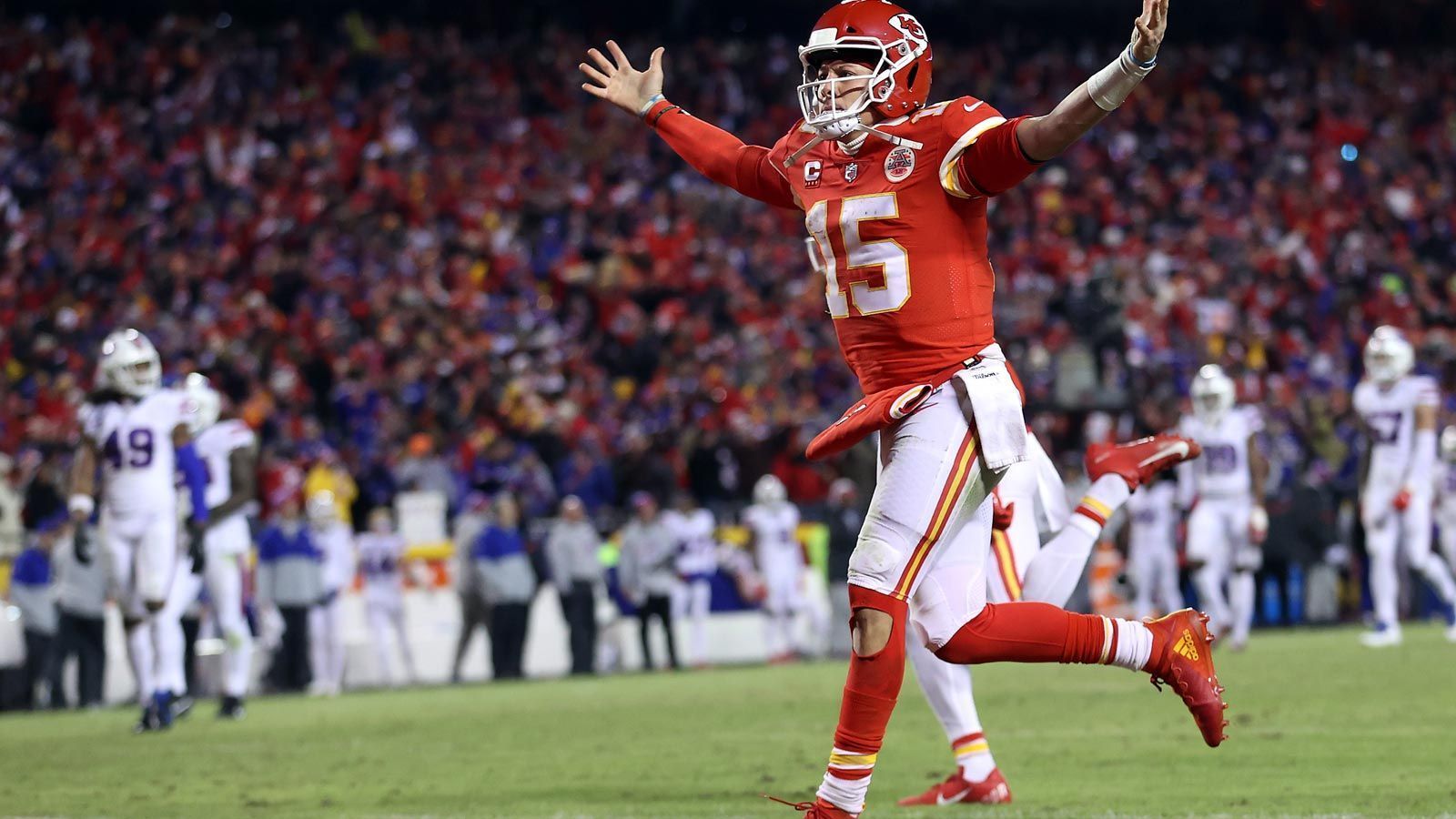 
                <strong>Patrick Mahomes - "The Grim Reaper"</strong><br>
                Mit dem Overtime-Sieg gegen die Buffalo Bills hat Patrick Mahomes nicht nur seine Kansas City Chiefs ins vierte AFC-Championship-Game in Folge geführt, sondern auch einen neuen Spitznamen erhalten. Head Coach Andy Reid erklärte ihn nach dem Spiel zum "Grim Reaper", dem Sensenmann. Er bekam zu Beginn der Verlängerung den Ball, führte die Chiefs zum Touchdown, ließ den Bills keine Chance mehr zurückzuschlagen und "begrub" die Hoffnungen von Josh Allen und Co.
              