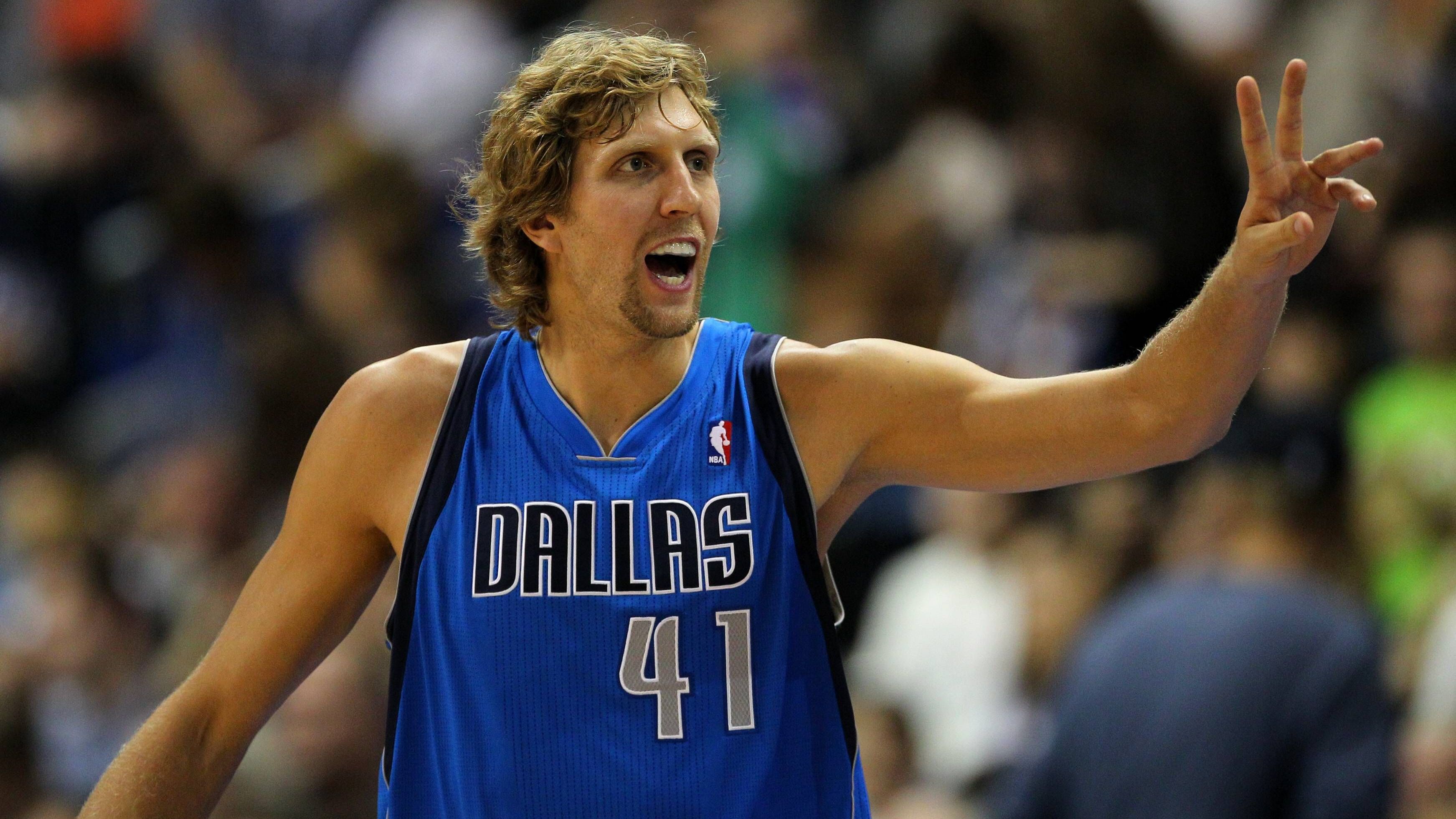 <strong>Dirk Nowitzki</strong><br>- In der NBA von 1998 bis 2019<br>- Teams: Dallas Mavericks (1998-2019)<br>- Spiele (Regular Season und Playoffs): 1522 und 145<br>- Statistiken (Regular Season): 20.7 Punkte, 7.5 Rebounds, 2.4 Assists