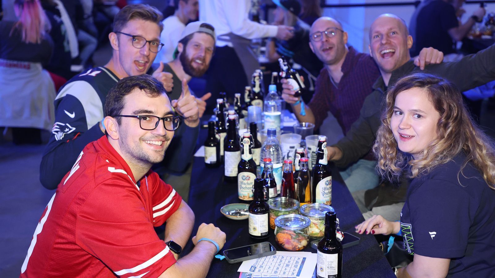 
                <strong>Public Viewing im Audi Dome</strong><br>
                Für alle, die ohne Karte blieben, gab es am Spieltag die große ran Public-Viewing-Party. Neben Unterhaltungsprogramm, Bier und jeder Menge Party wurde hier natürlich auch das Spiel in der Allianz Arena verfolgt.
              