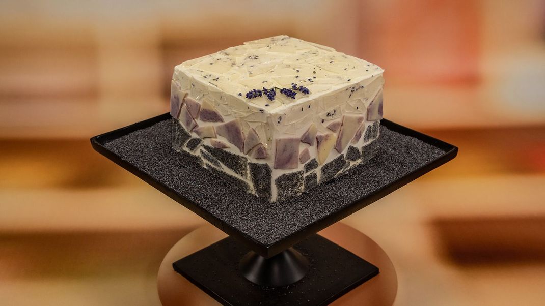 Mohn-Biskuit mit Heidelbeer-Kompott, Lavendel-Creme und Isomalt- &amp; weiße Schoko-Scherben