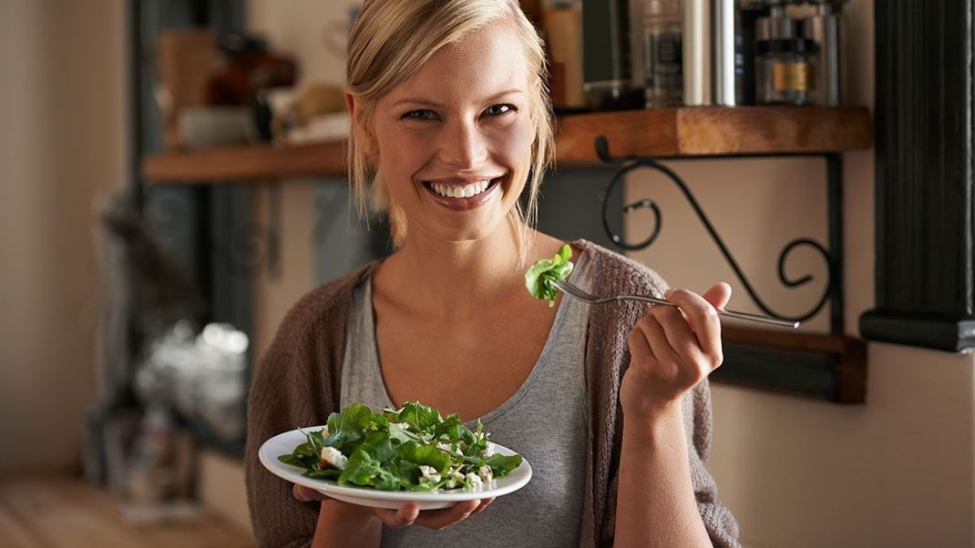 Eine ausgewogene Ernährung mit viel Obst und Gemüse versorgt deinen Körper mit wichtigen Vitaminen – das freut auch deine Fingernägel!